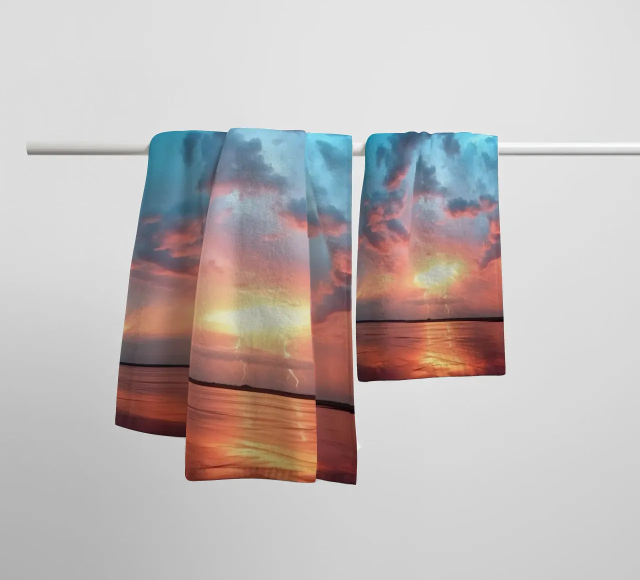 Tramonto mozzafiato con colori vivaci e lampi di luce asciugamano da bagno da DesignDoodle