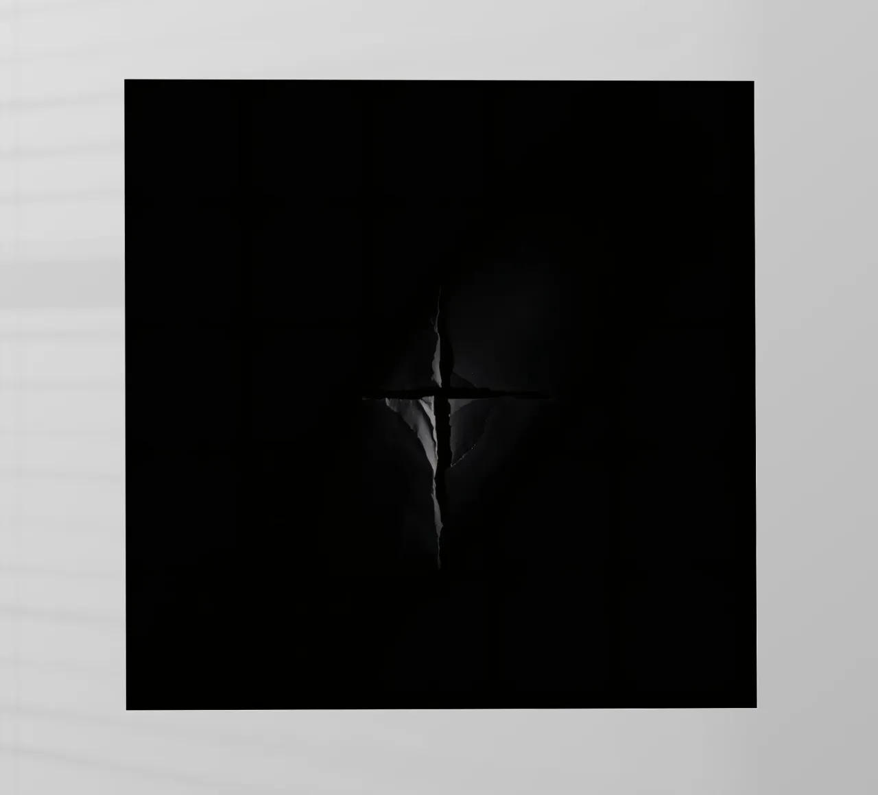 Una crepa scura in una superficie rivela una luce sottile pellicola backlit da DesignDoodle