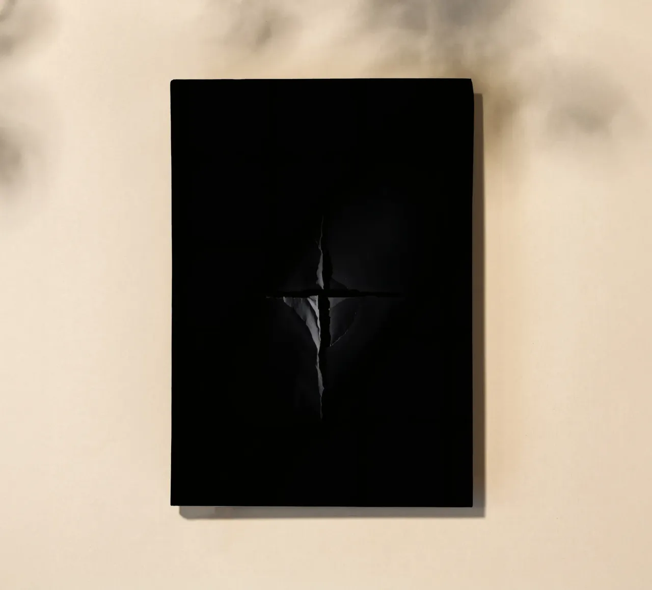 Une fissure sombre dans une surface révèle une lumière subtile carnet de notes de DesignDoodle