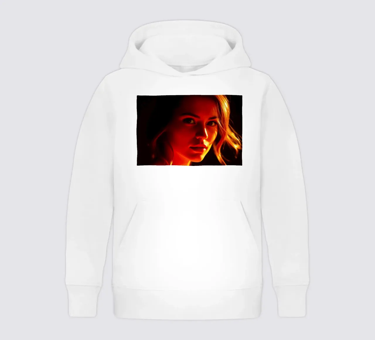 una donna con una luce calda che mette in risalto i suoi tratti espressivi felpa bambino con cappuccio da DesignDoodle