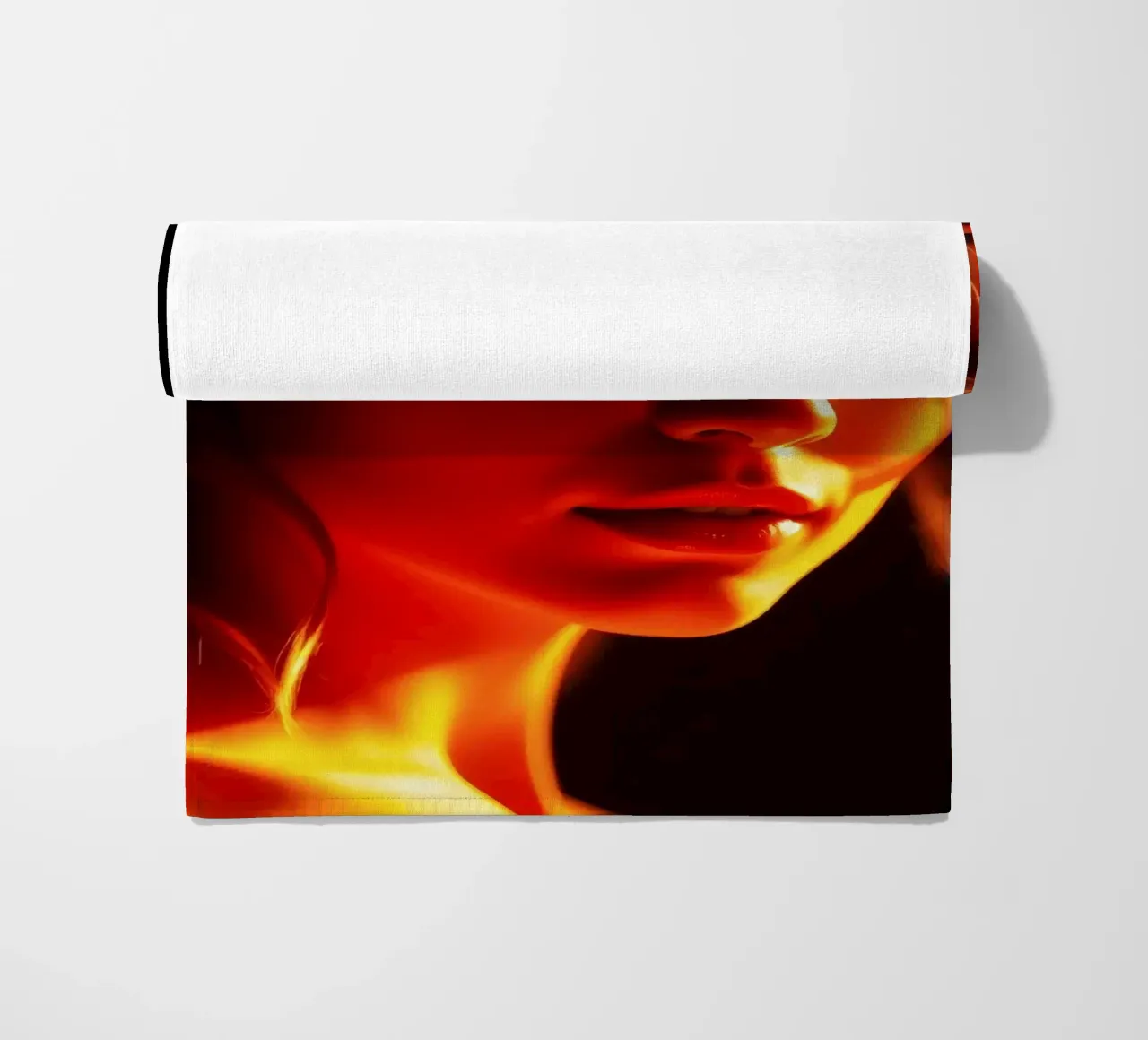 una donna con una luce calda che mette in risalto i suoi tratti espressivi telo mare da DesignDoodle