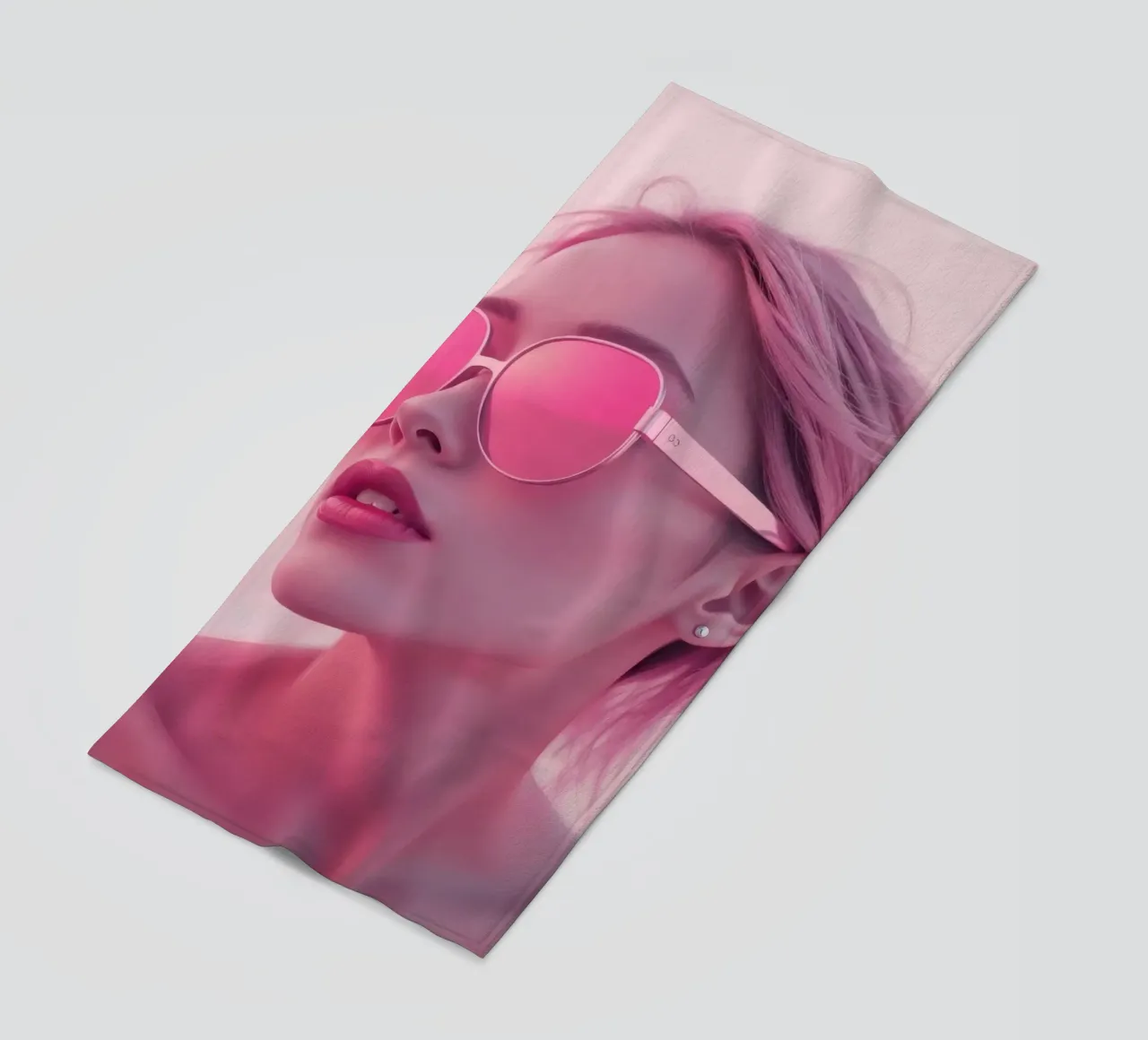 Donna con occhiali da sole rosa che si gode un tramonto in spiaggia telo mare da DesignDoodle
