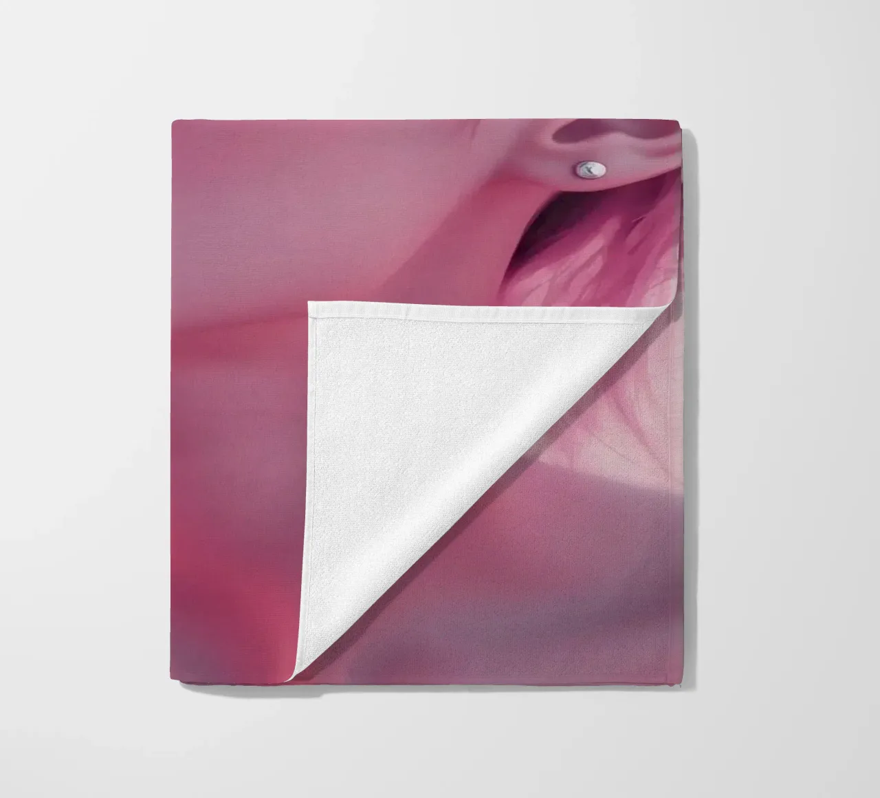 Donna con occhiali da sole rosa che si gode un tramonto in spiaggia telo mare da DesignDoodle
