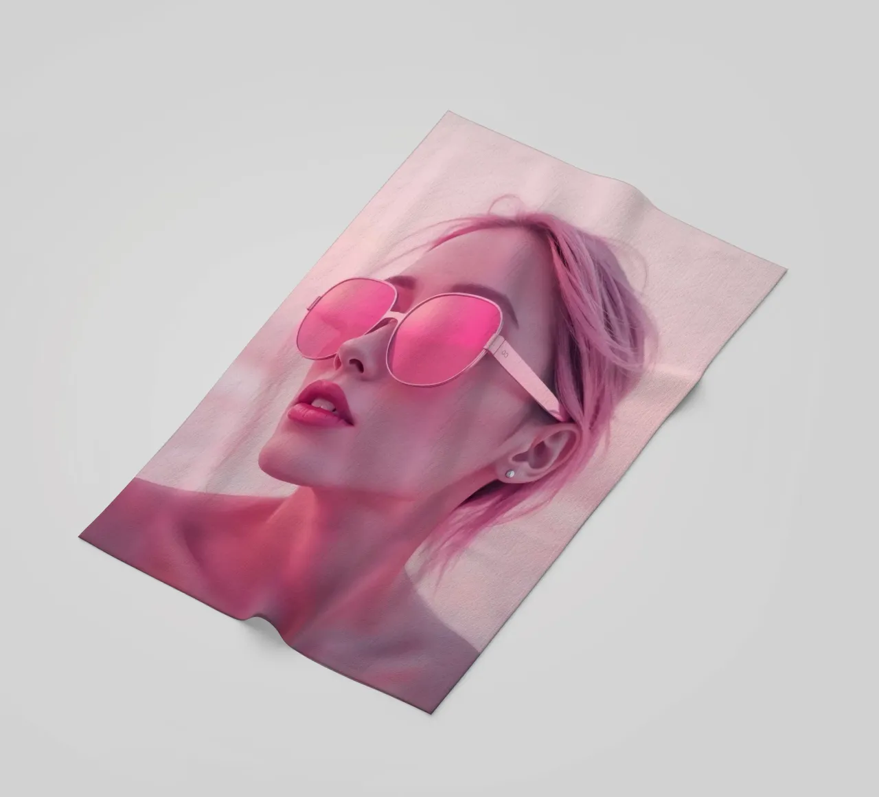 Donna con occhiali da sole rosa che si gode un tramonto in spiaggia telo mare da DesignDoodle