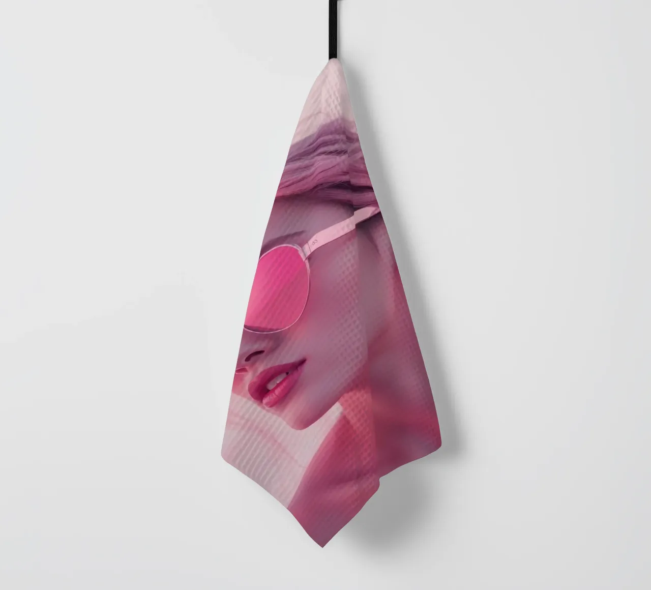 Donna con occhiali da sole rosa che si gode un tramonto in spiaggia canovaccio da cucina da DesignDoodle