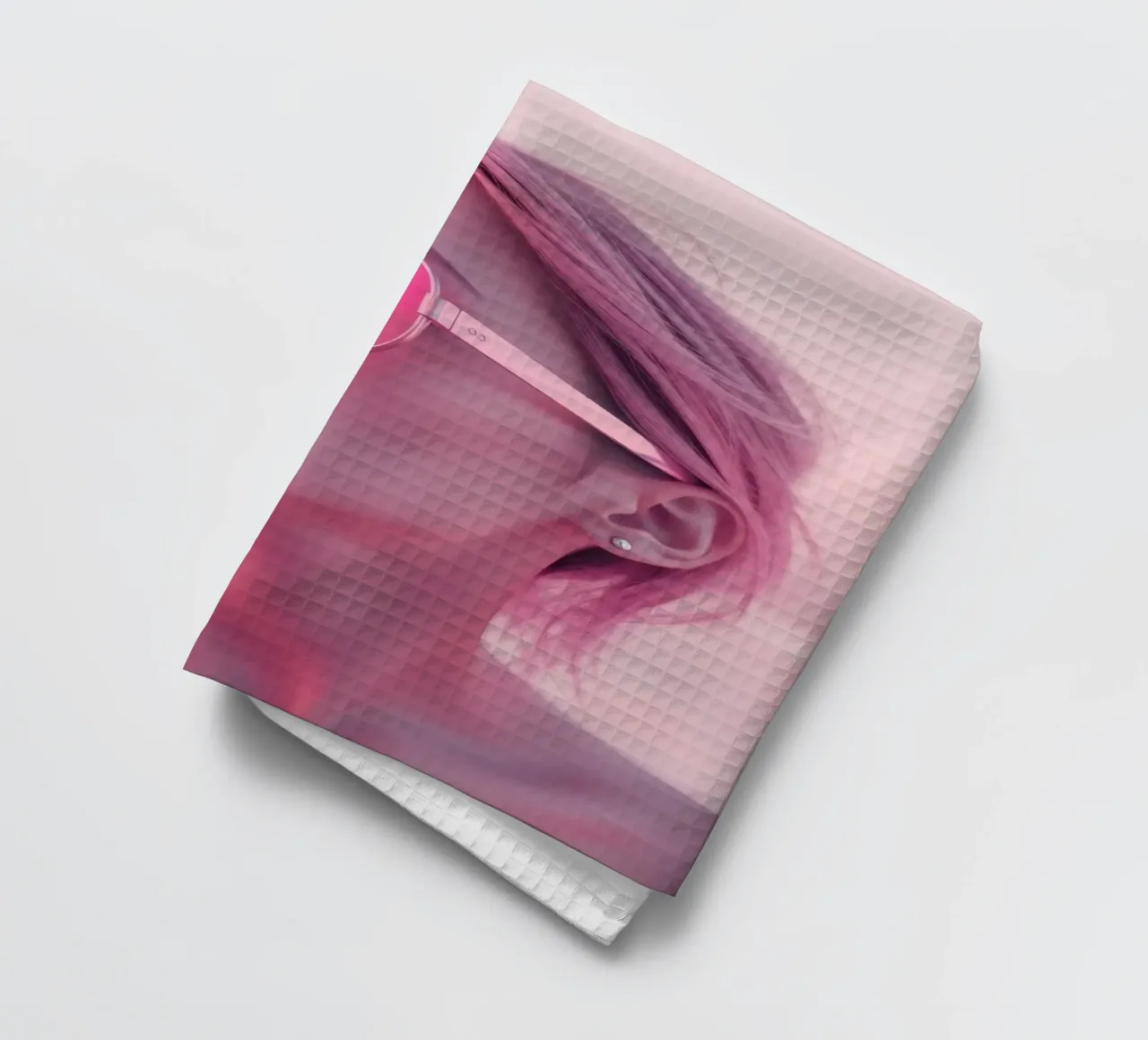 Donna con occhiali da sole rosa che si gode un tramonto in spiaggia canovaccio da cucina da DesignDoodle