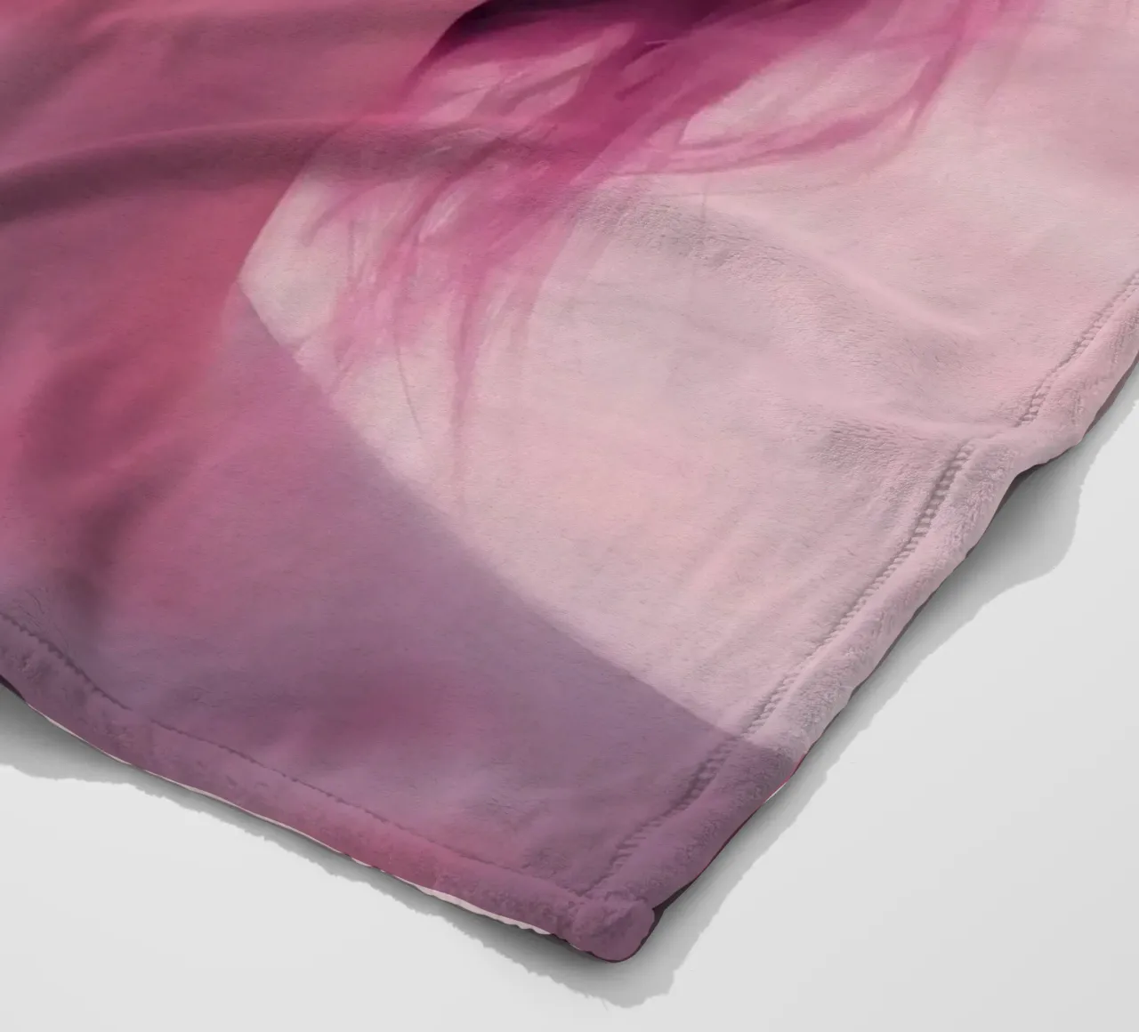 Donna con occhiali da sole rosa che si gode un tramonto in spiaggia coperta in pile da DesignDoodle