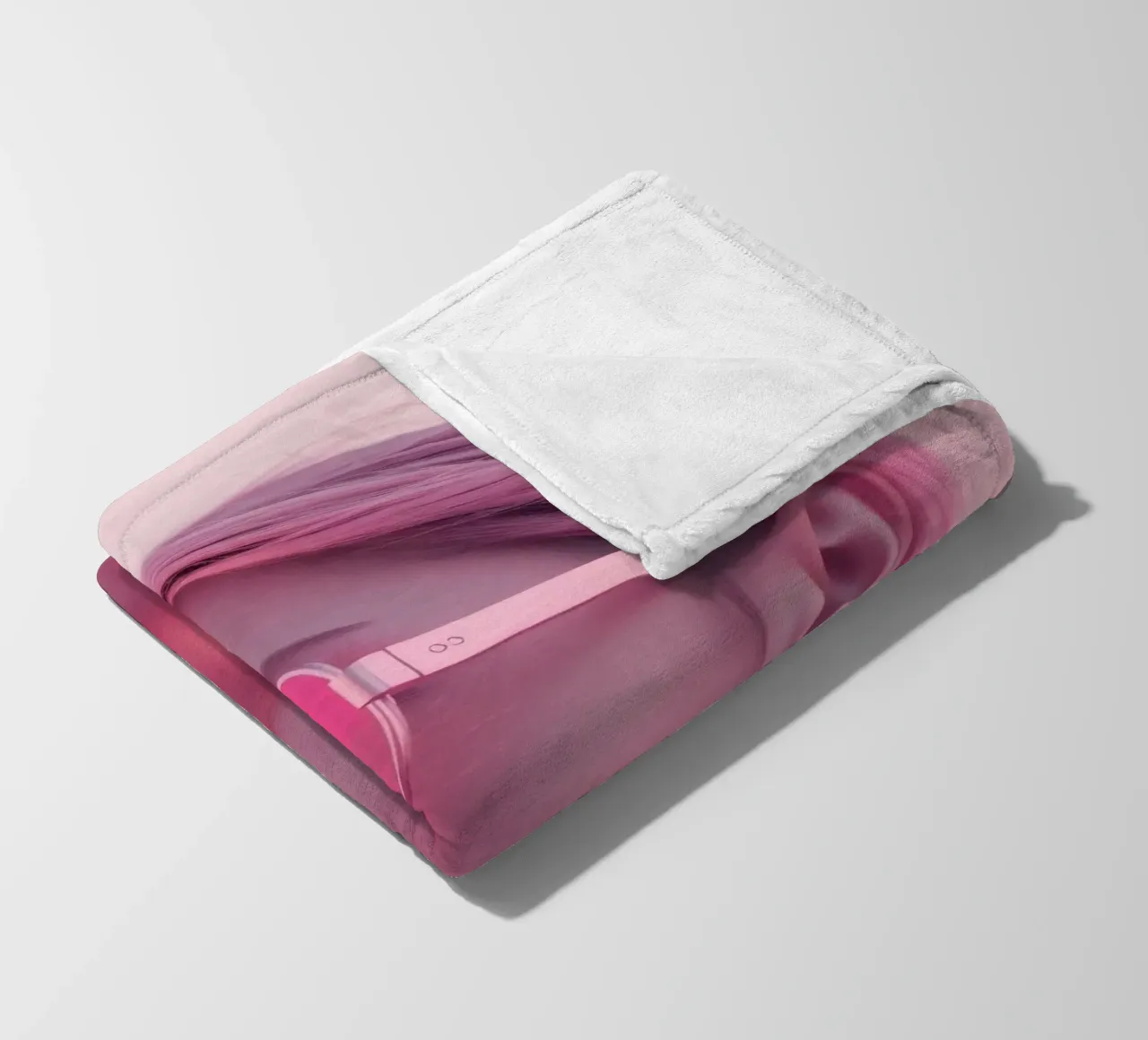 Donna con occhiali da sole rosa che si gode un tramonto in spiaggia coperta in pile da DesignDoodle