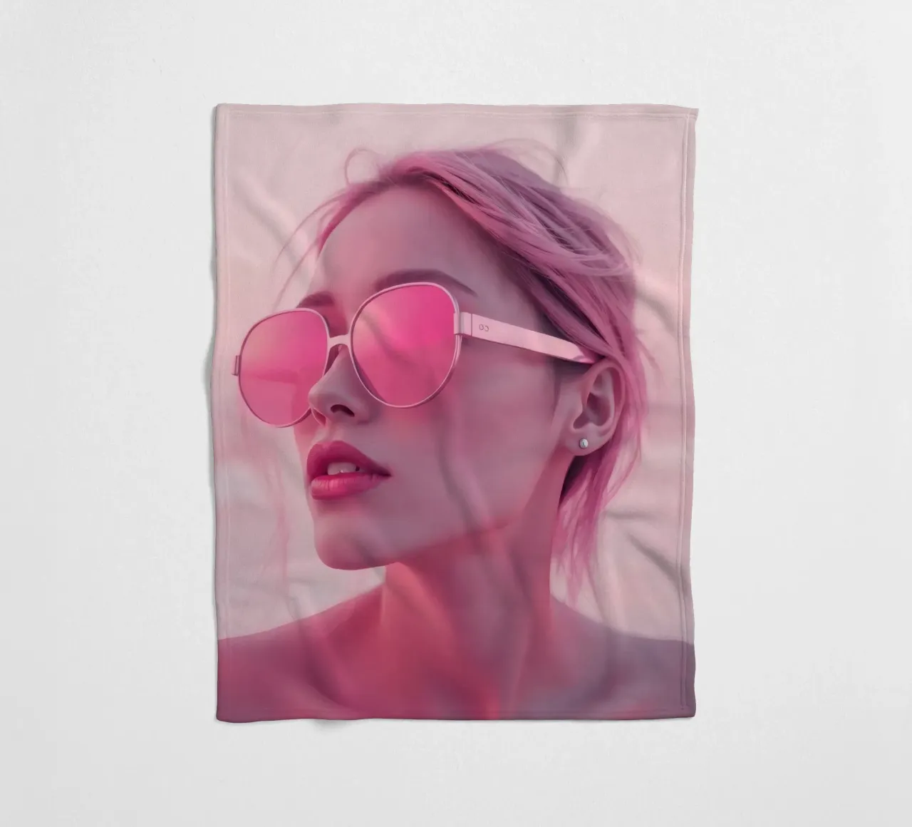 Donna con occhiali da sole rosa che si gode un tramonto in spiaggia coperta in pile da DesignDoodle