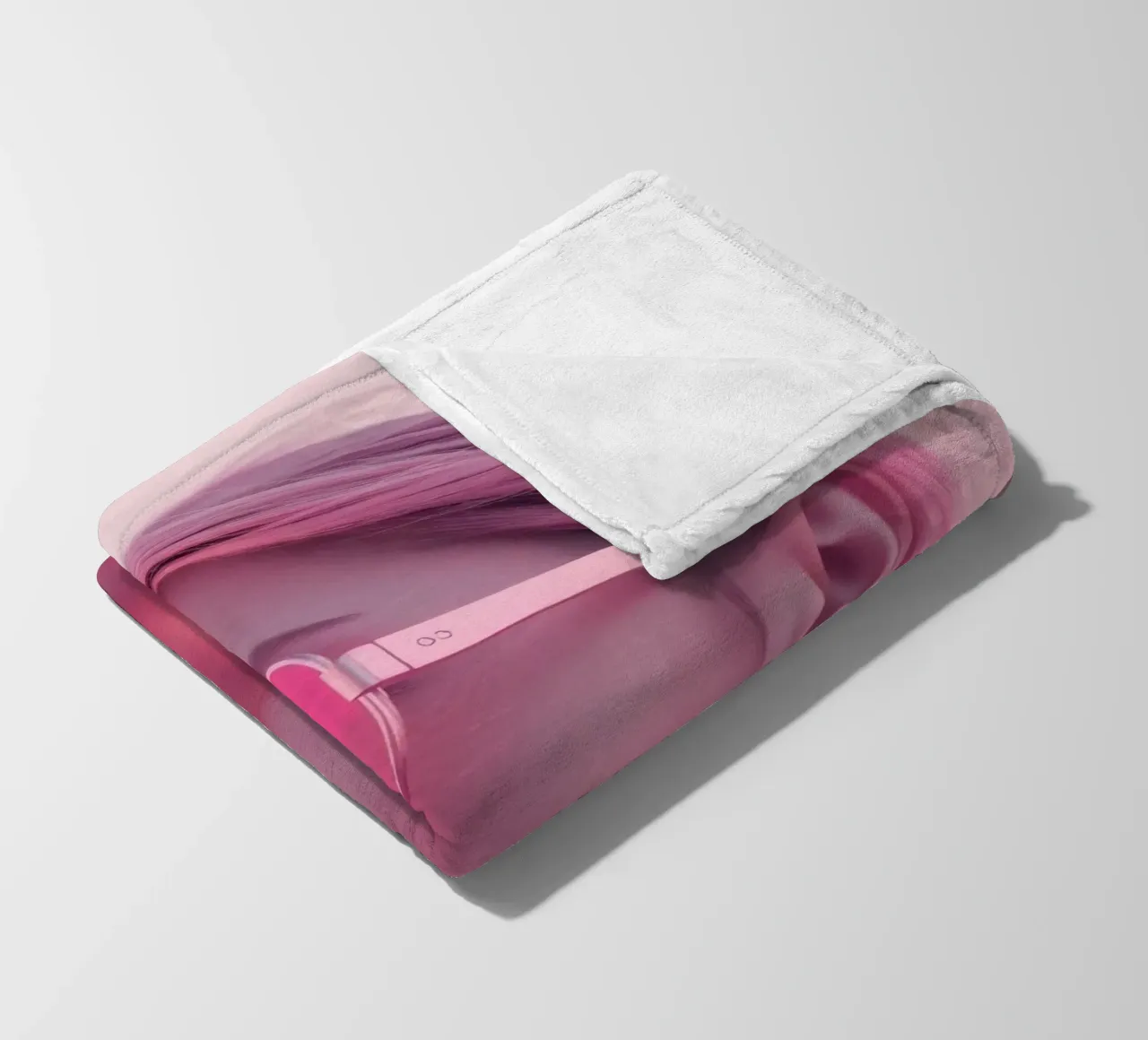 Donna con occhiali da sole rosa che si gode un tramonto in spiaggia coperta in pile da DesignDoodle