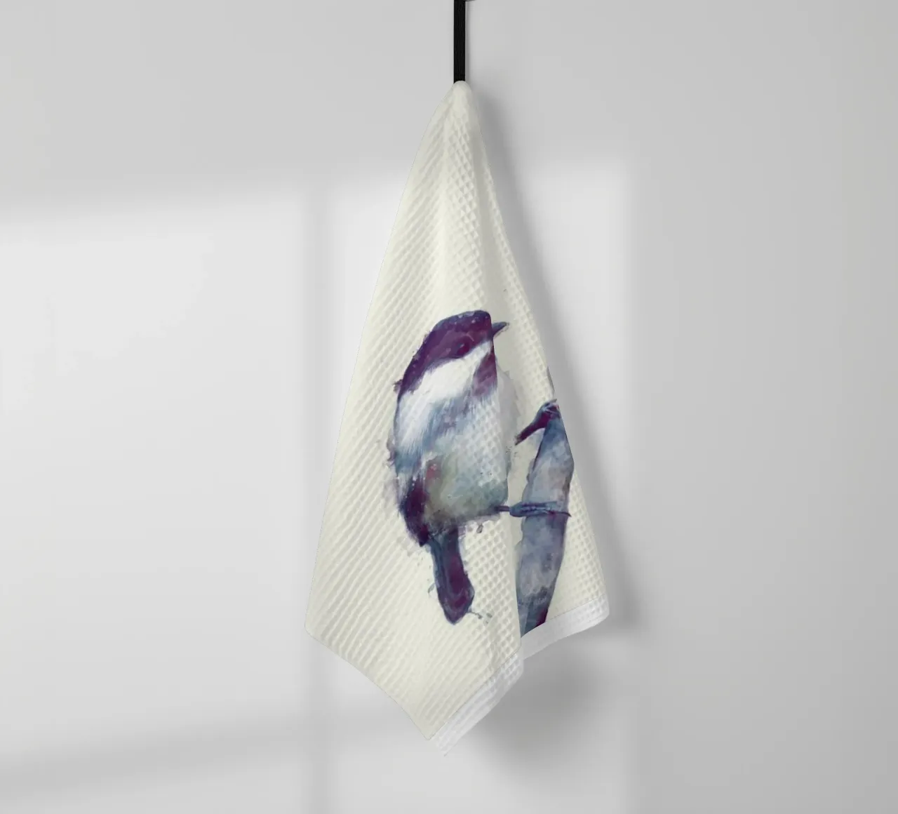 kleiner vogel auf einem baumzweig amy hamilton Geschirrtuch von kbm store