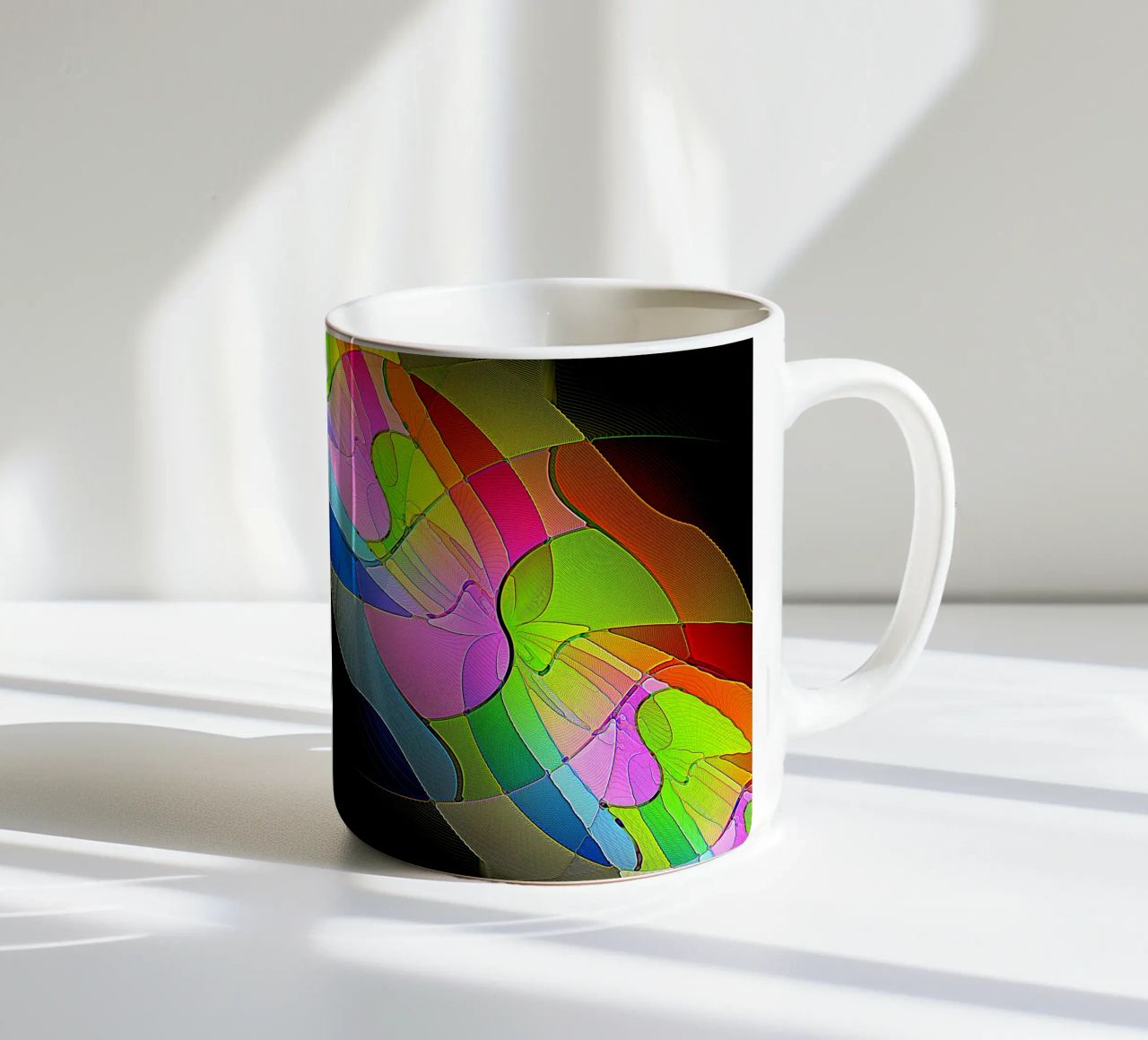 Illusione di forme luminose e colorate in una stanza buia tazza in ceramica da Gürsel Yesil Digital Art