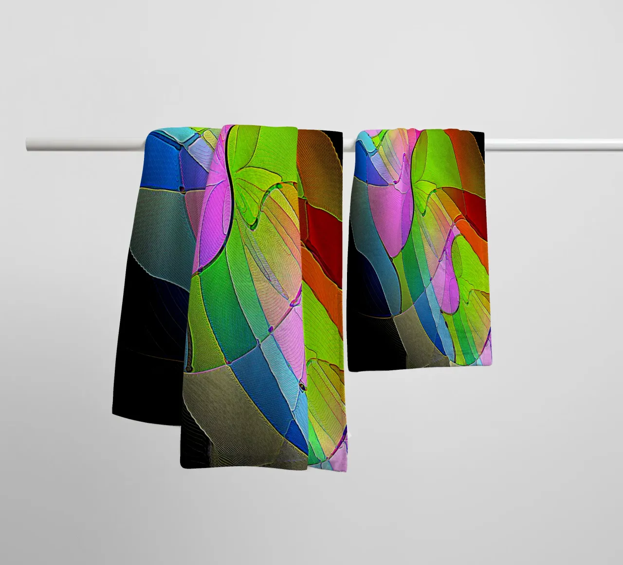 Illusione di forme luminose e colorate in una stanza buia asciugamano da bagno da Gürsel Yesil Digital Art