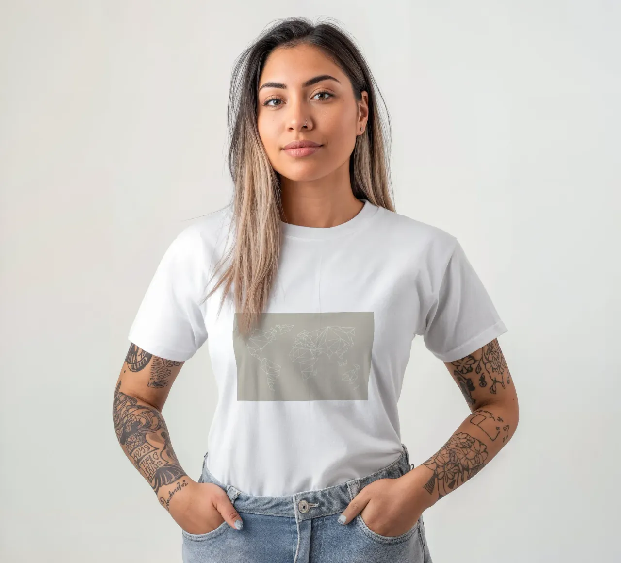 Geometrical World Map Beige Greige Creme t-shirt da Studio Nahili