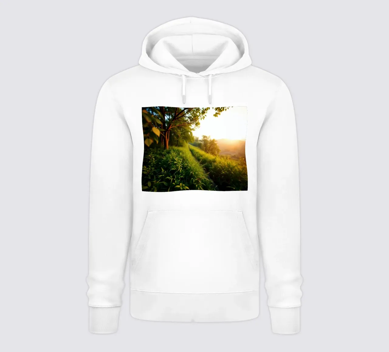 Die Gelassenheit eines Spaziergangs bei Sonnenuntergang durch üppiges Grün entlang eines Wind Hoodie von DesignDoodle