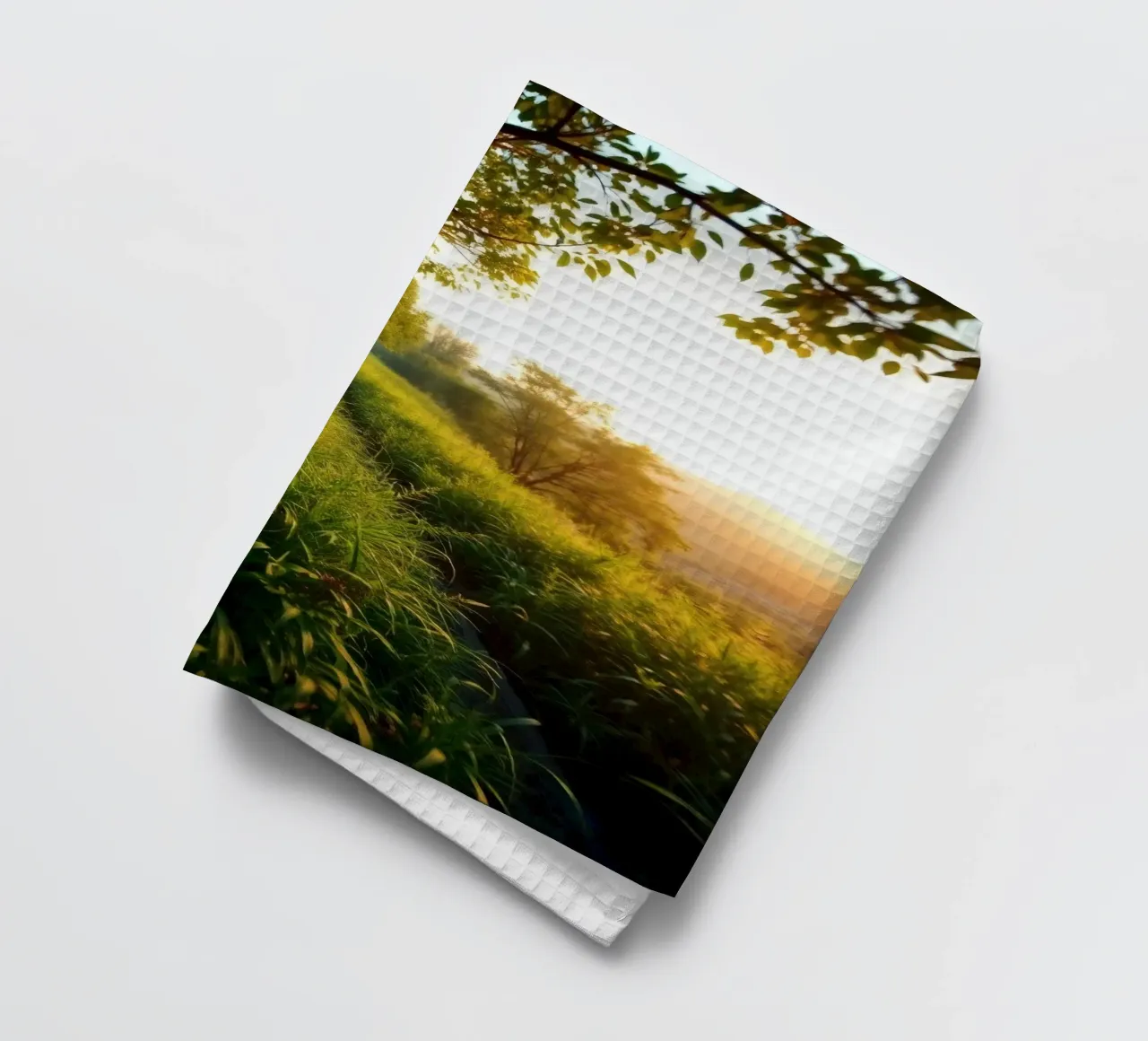 Sérénité d'une promenade au coucher du soleil à travers la verdure luxuriante le long d'un vent torchon de DesignDoodle