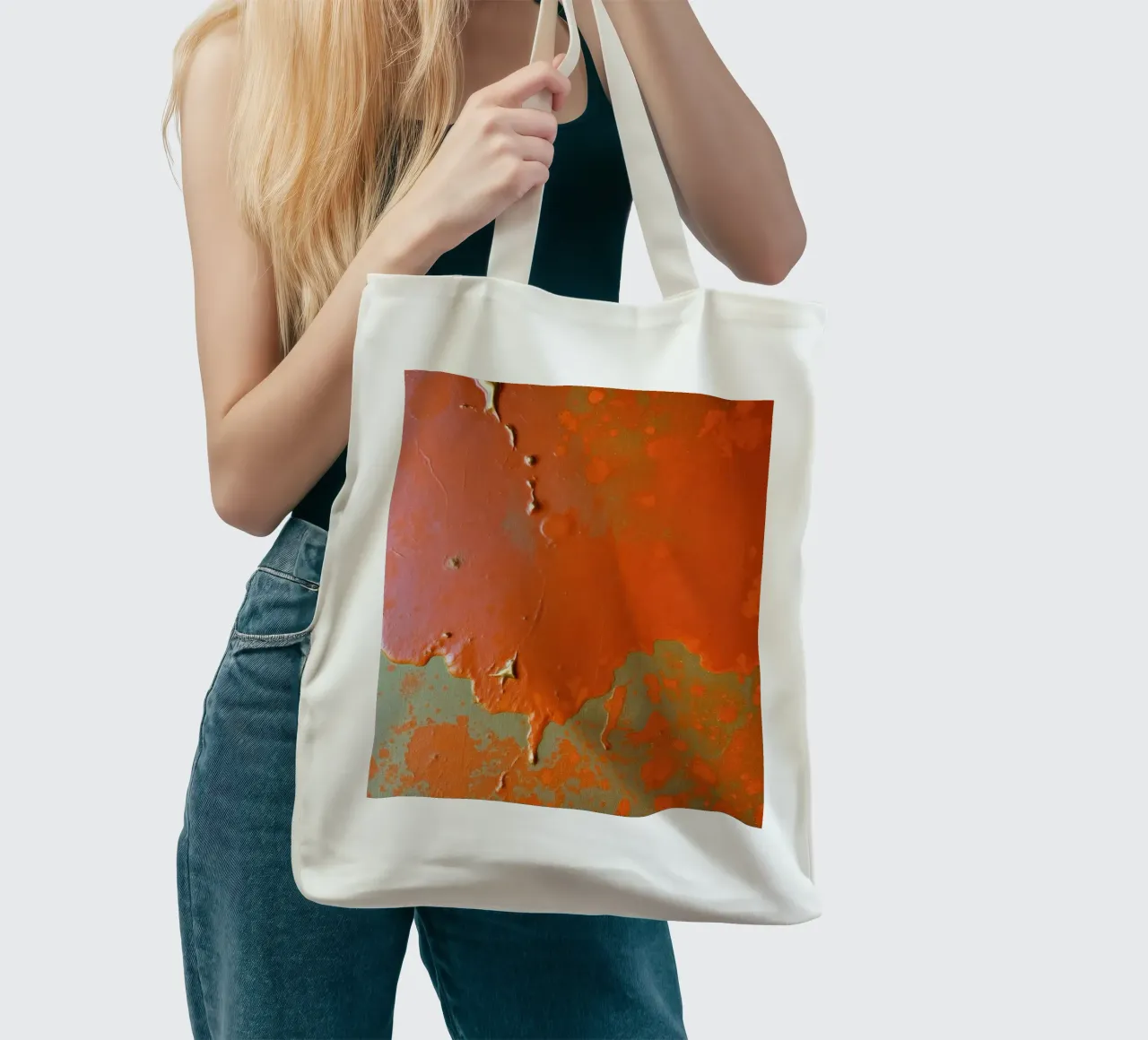 di vernice scrostata che rivela strati di colore su borsa in juta da DesignDoodle