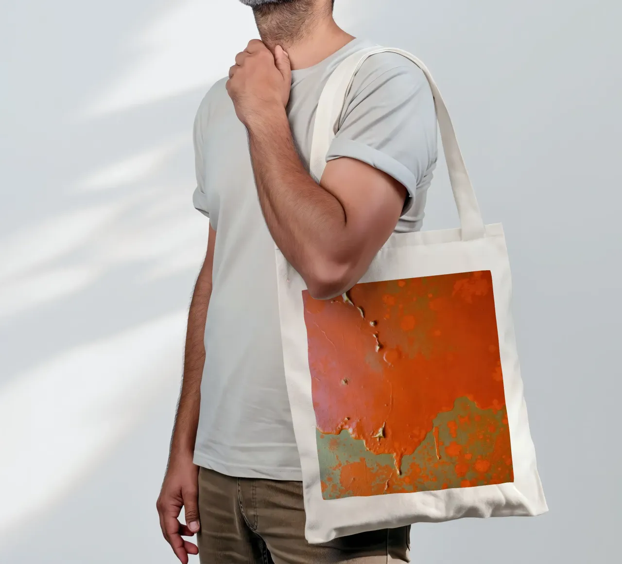 di vernice scrostata che rivela strati di colore su borsa in juta da DesignDoodle