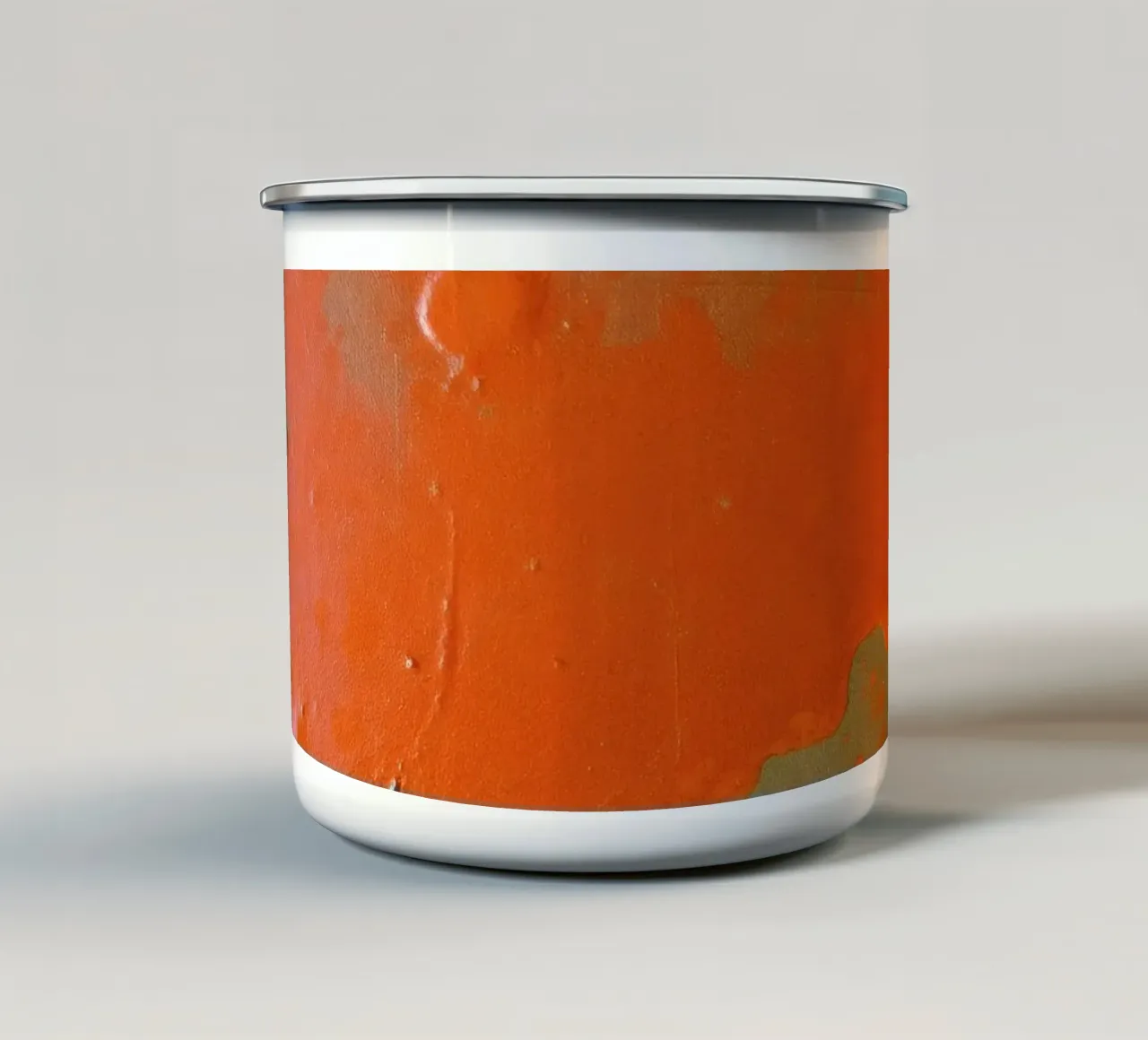 di vernice scrostata che rivela strati di colore su tazza in smalto da DesignDoodle