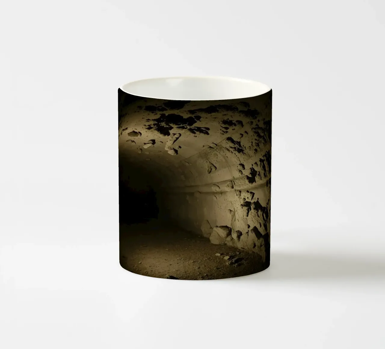 Un tunnel buio e misterioso con pareti rocciose illuminate tazza in ceramica da DesignDoodle