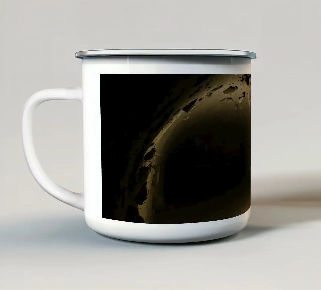 Un tunnel buio e misterioso con pareti rocciose illuminate tazza in smalto da DesignDoodle