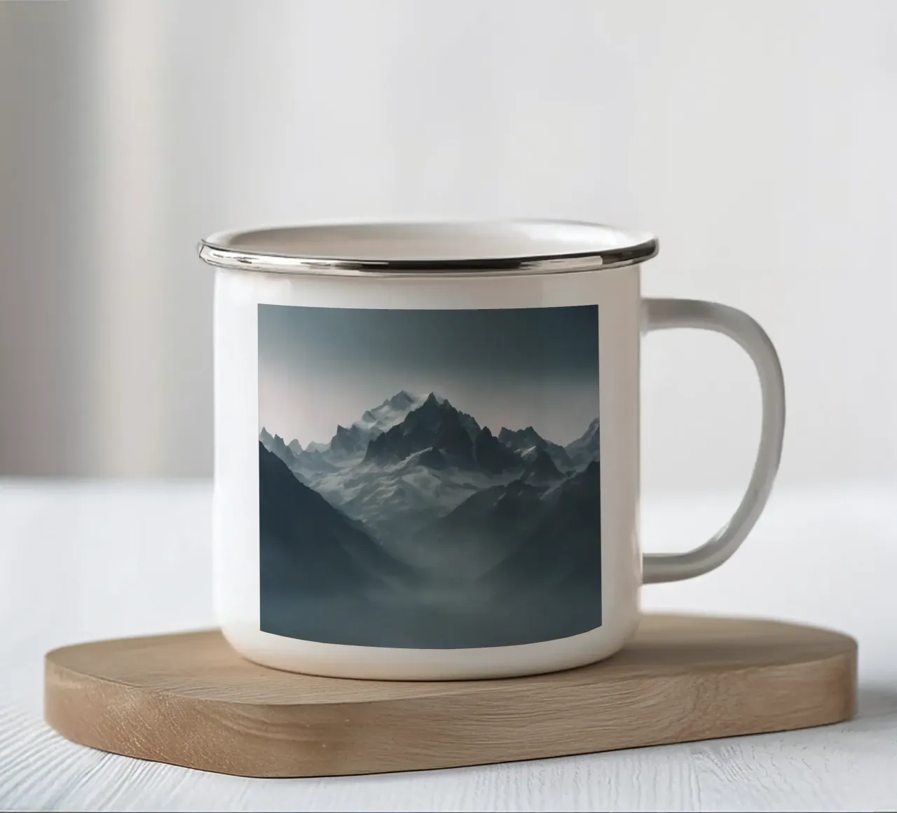 Le cime delle Mystic Mountain nella foschia invernale tazza in smalto da PhotoVibe Decor
