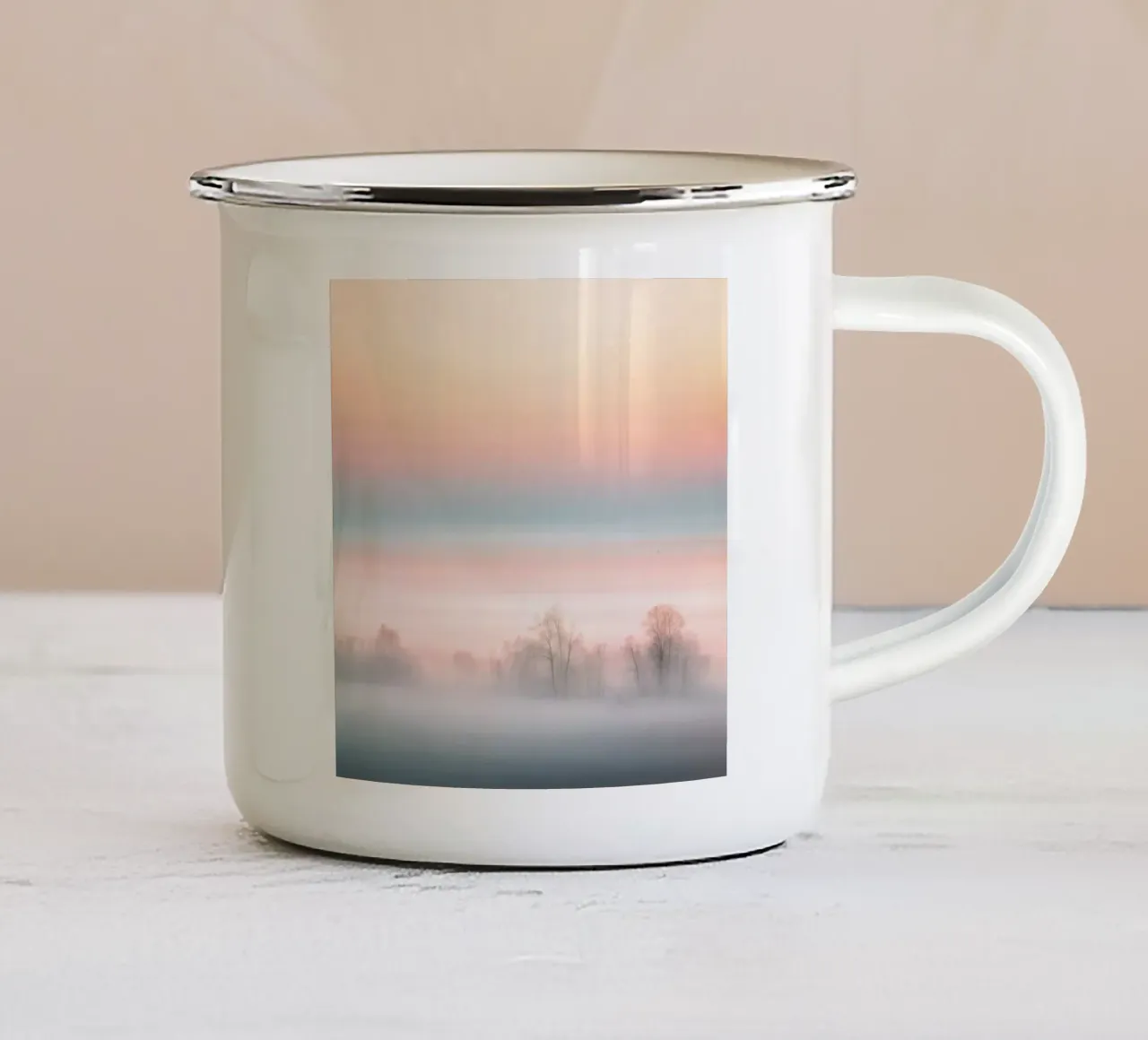 Nebbia pastello con alberi spogli al crepuscolo tazza in smalto da PhotoVibe Decor