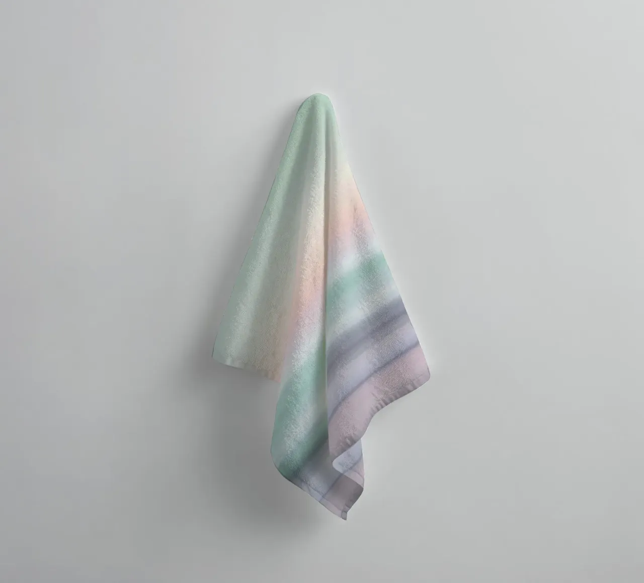 Pastelzee in zachte bewegingsonscherpte badhanddoek van PhotoVibe Decor