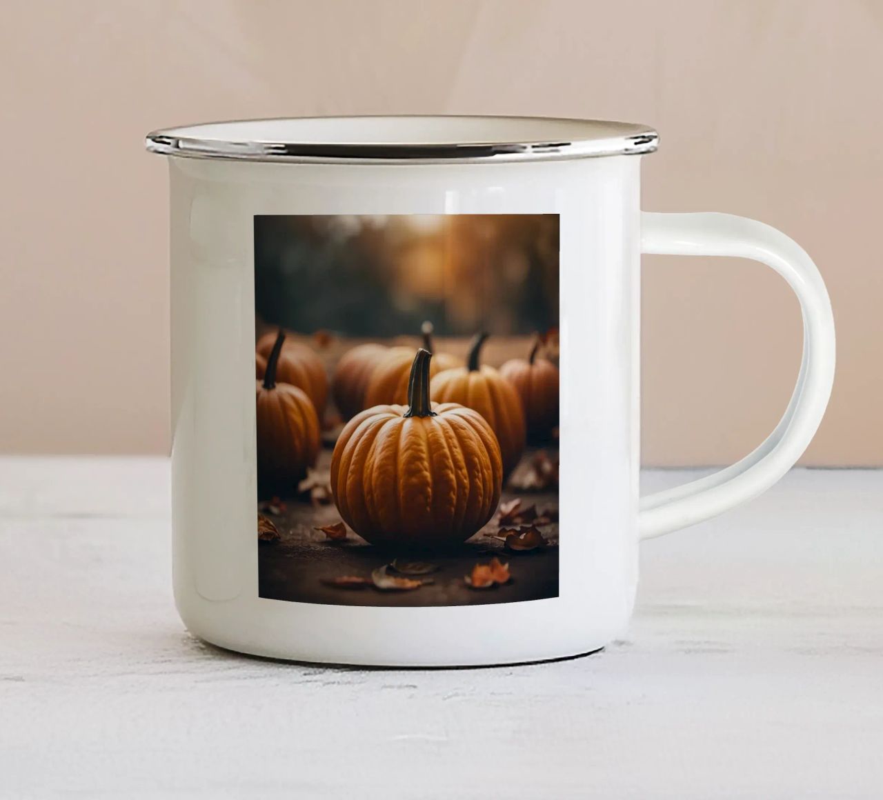 Zucche su una tavola autunnale rustica tazza in smalto da PhotoVibe Decor