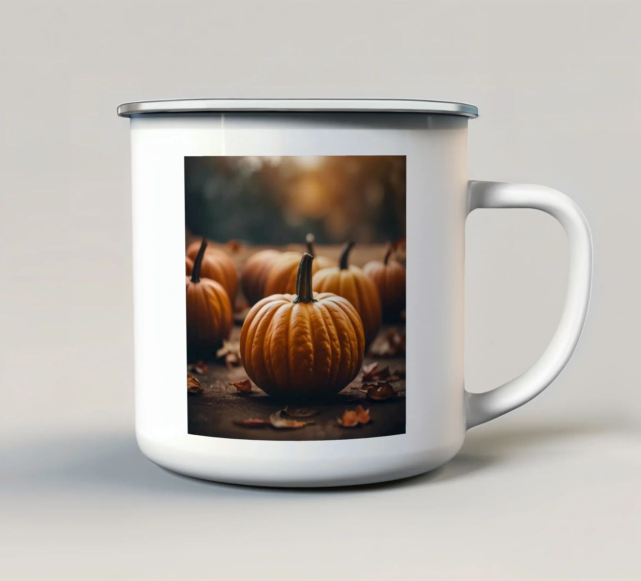 Zucche su una tavola autunnale rustica tazza in smalto da PhotoVibe Decor