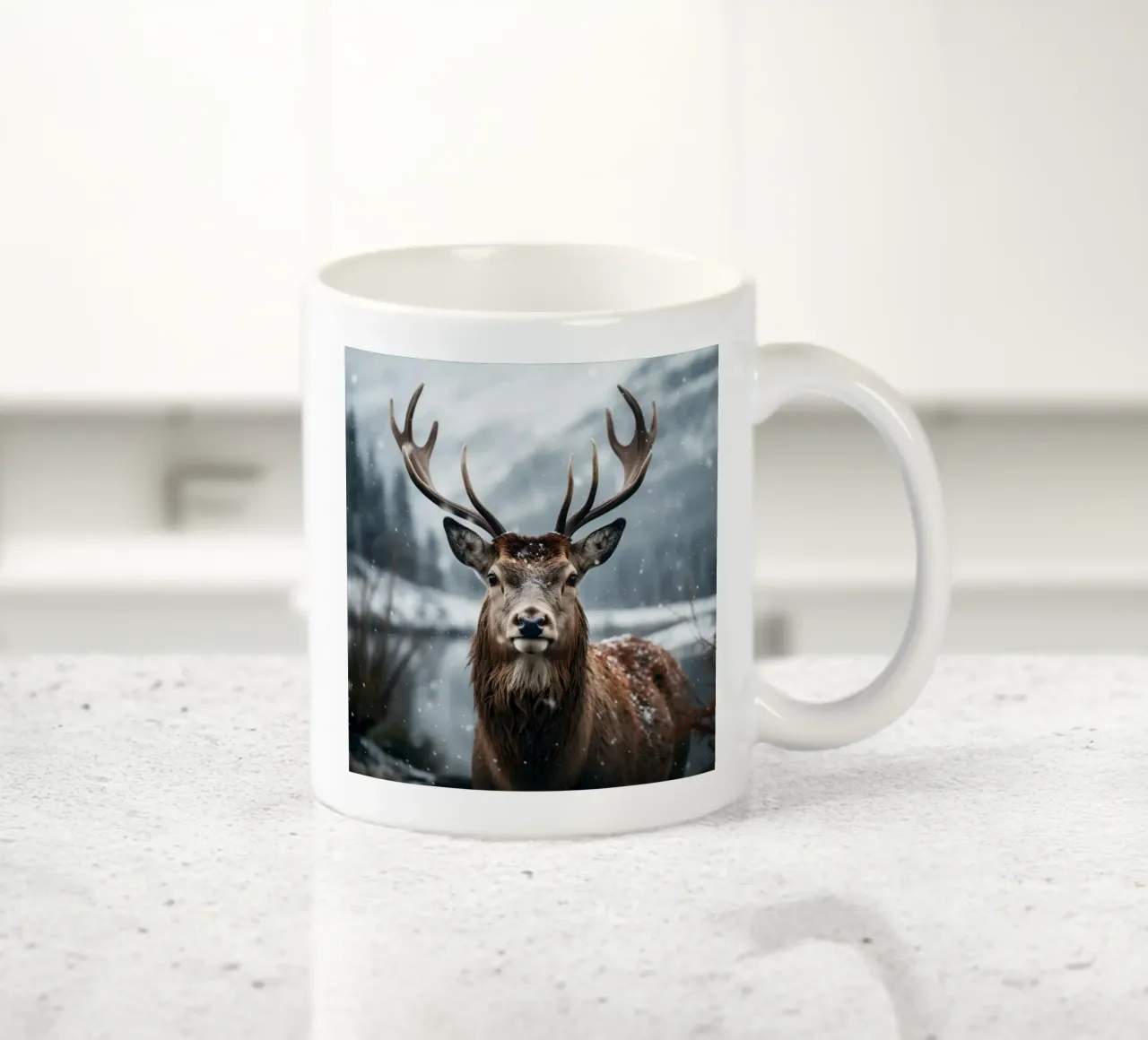 Cervo regale in una regione selvaggia e innevata tazza in ceramica da PhotoVibe Decor