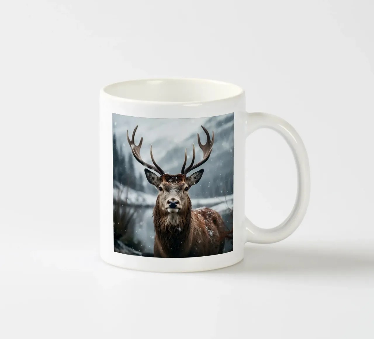 Cervo regale in una regione selvaggia e innevata tazza in ceramica da PhotoVibe Decor
