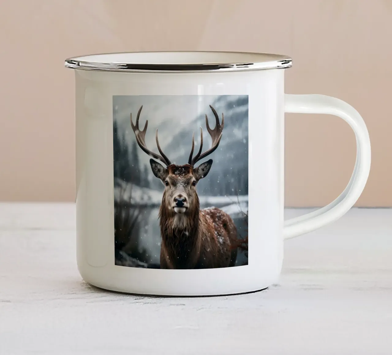 Cervo regale in una regione selvaggia e innevata tazza in smalto da PhotoVibe Decor