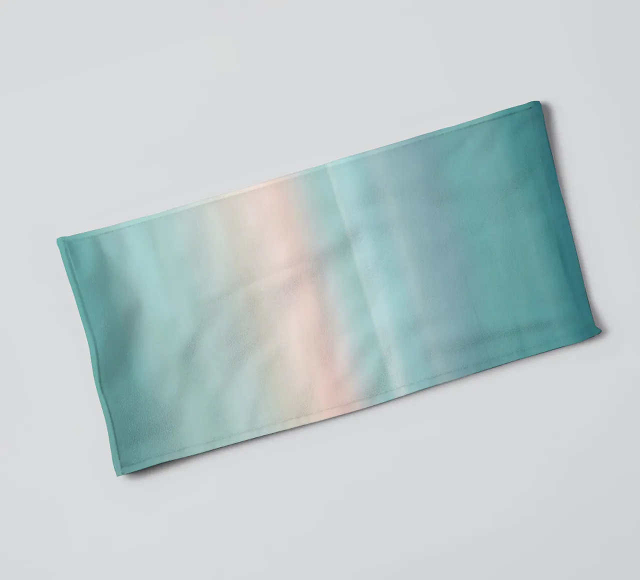 Orizzonte morbido su un mare calmo e turchese asciugamano da bagno da PhotoVibe Decor