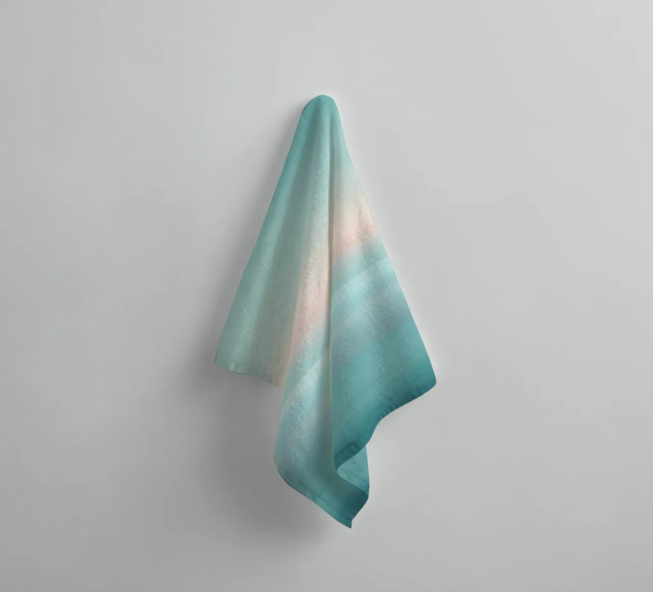 Orizzonte morbido su un mare calmo e turchese asciugamano da bagno da PhotoVibe Decor