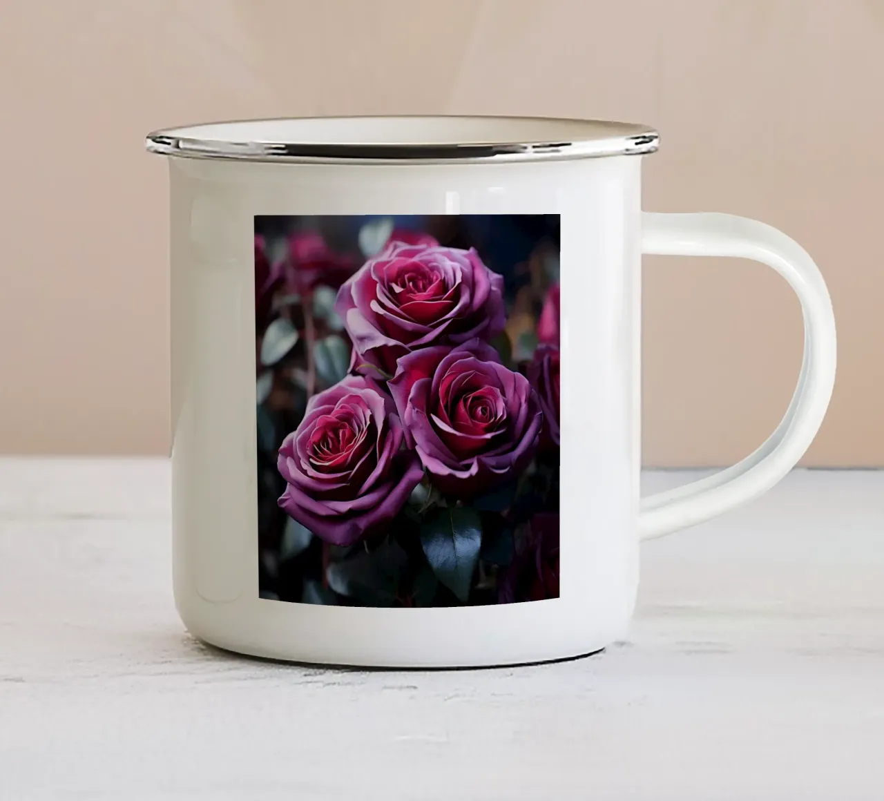 Rose viola vellutate in fiore tazza in smalto da PhotoVibe Decor
