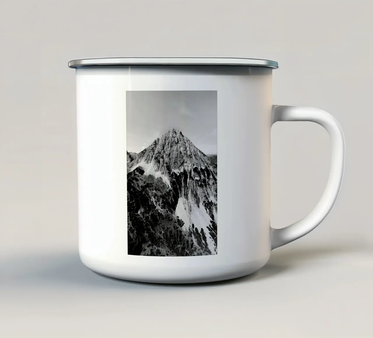 Mountain Top Bw - Edition 2 tazza in smalto da Sebastian Hilgetag