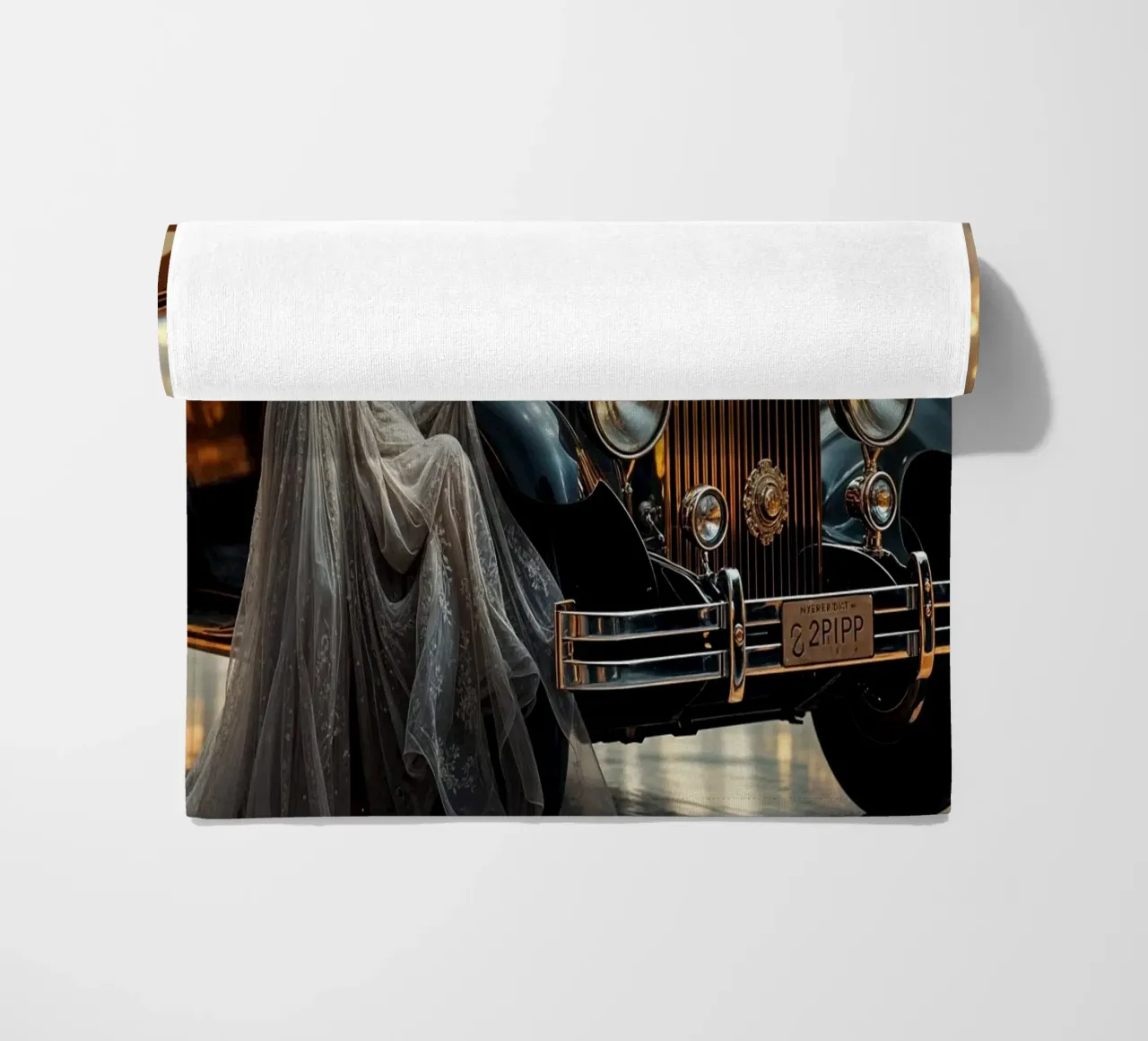 Donna elegante degli anni '20 in posa accanto a una Rolls-Royce telo mare da Magic Screen