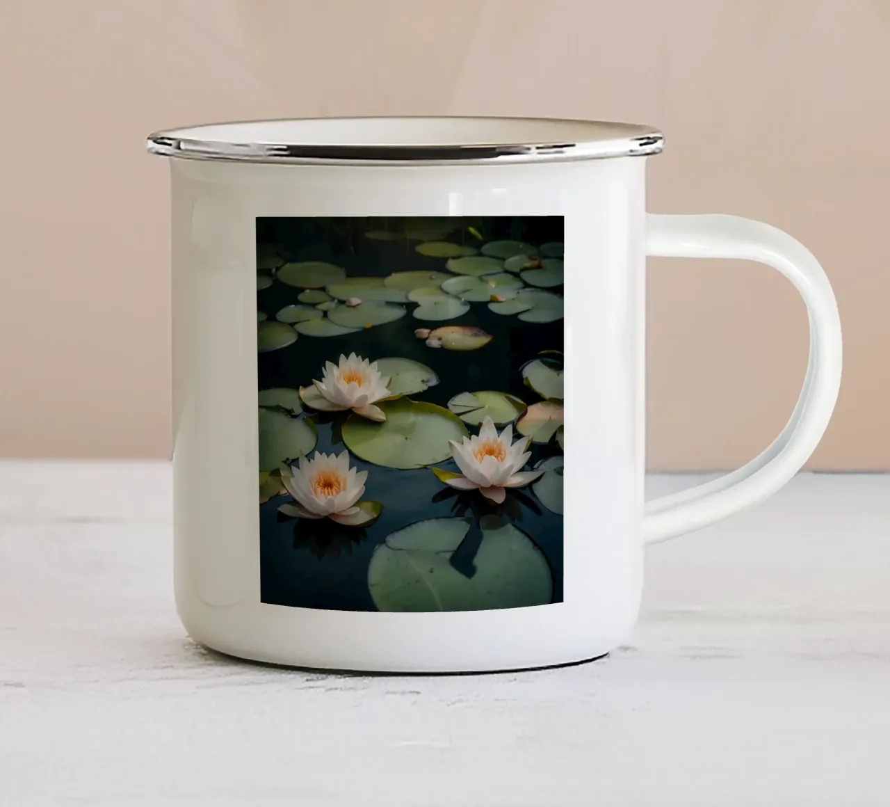 Ninfee che galleggiano su uno stagno tranquillo tazza in smalto da PhotoVibe Decor
