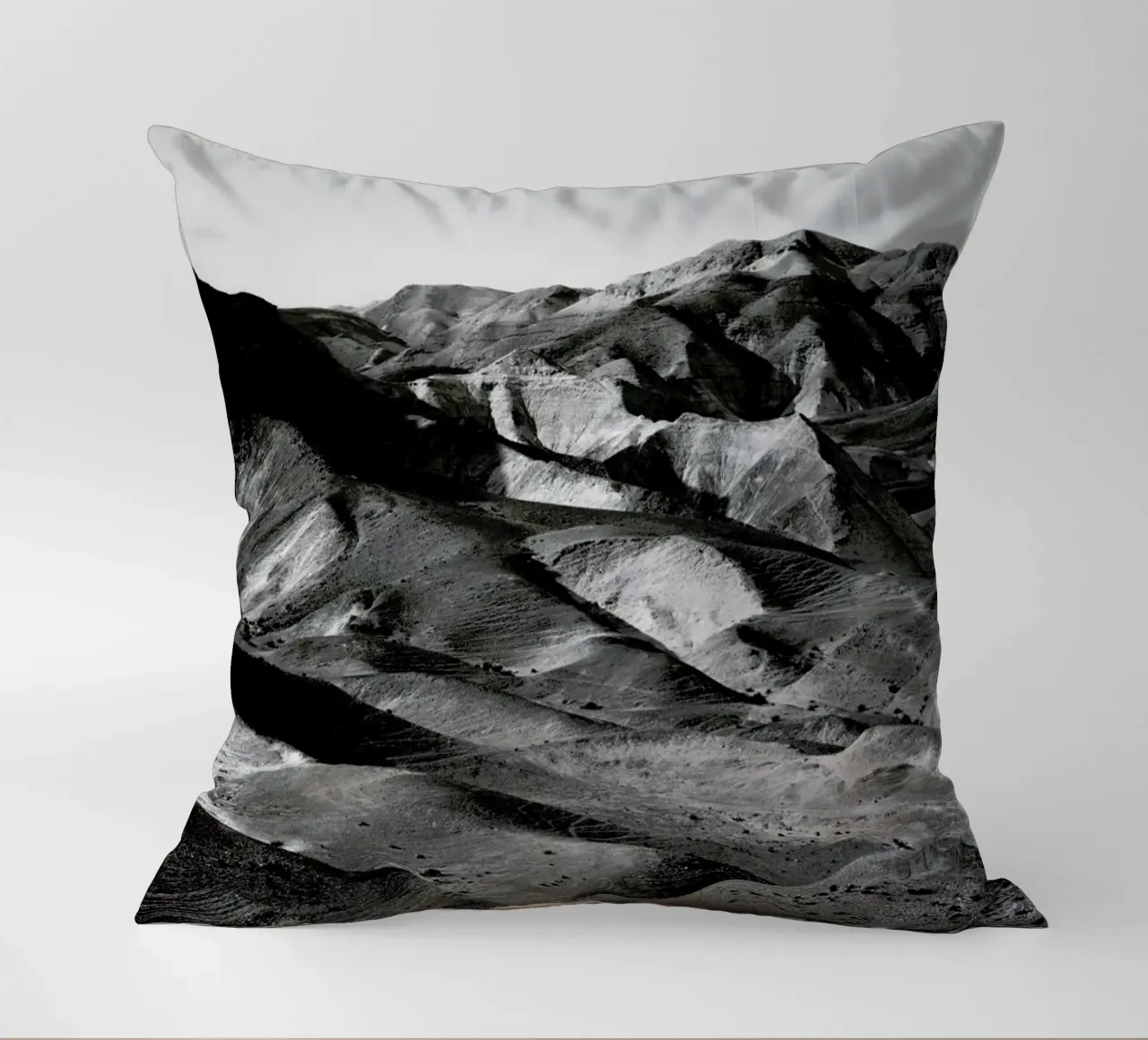 Mountains Of The Judean Desert 4 cuscino da Tal Paz-Fridman