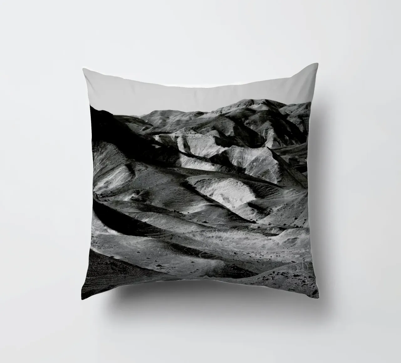 Mountains Of The Judean Desert 4 cuscino da Tal Paz-Fridman
