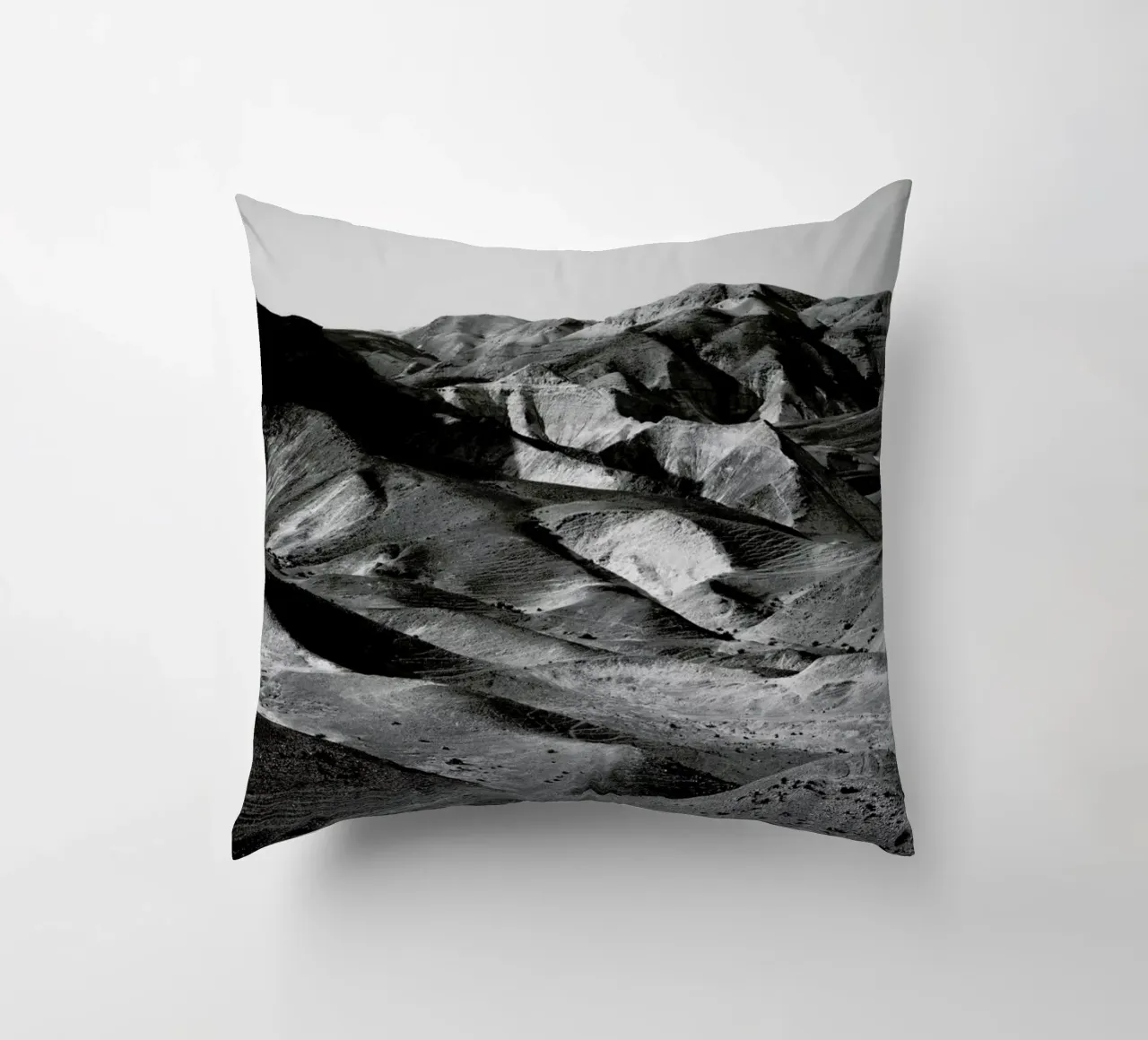 Mountains Of The Judean Desert 4 cuscino da Tal Paz-Fridman