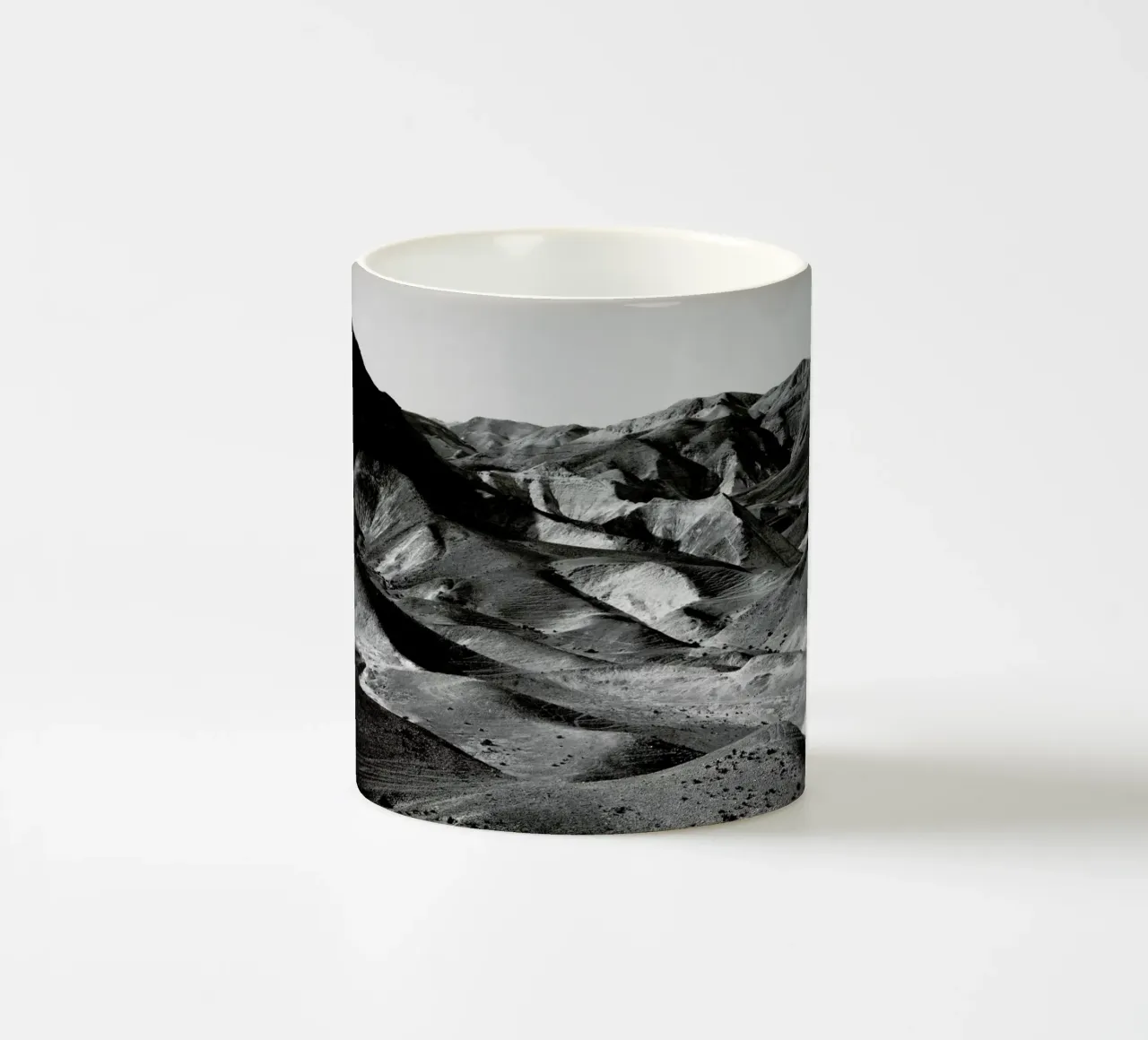 Mountains Of The Judean Desert 4 tazza in ceramica da Tal Paz-Fridman