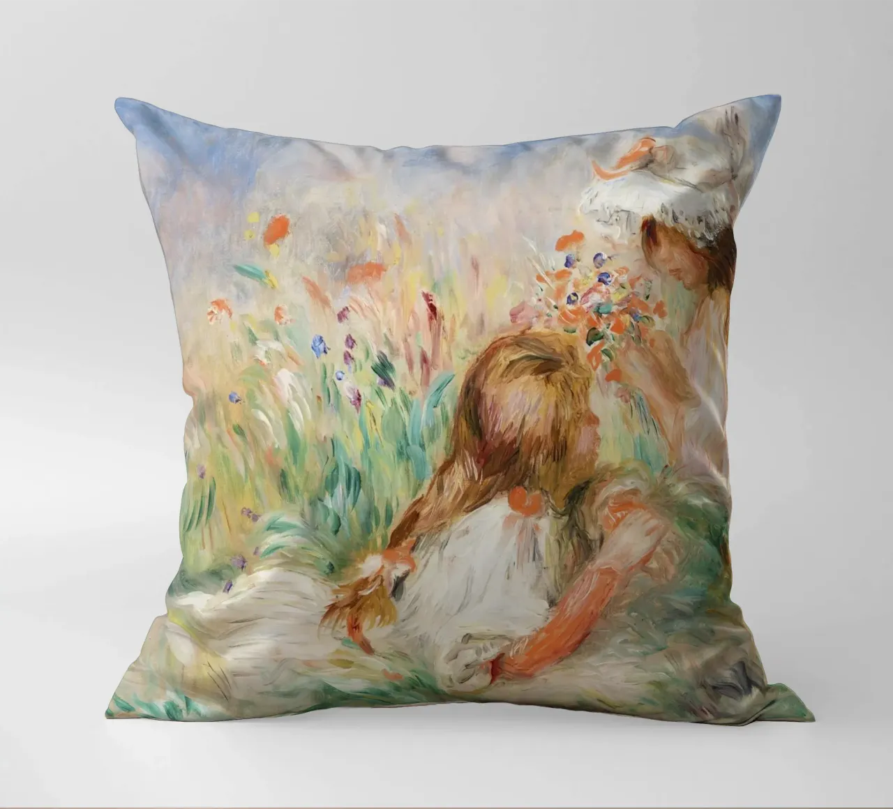 Ragazze nell'erba che compongono un bouquet cuscino da Pretty Flowers Vintage Botanicals