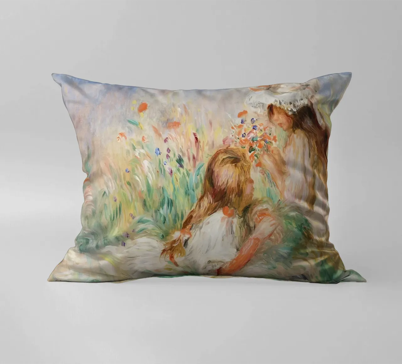 Ragazze nell'erba che compongono un bouquet cuscino da Pretty Flowers Vintage Botanicals