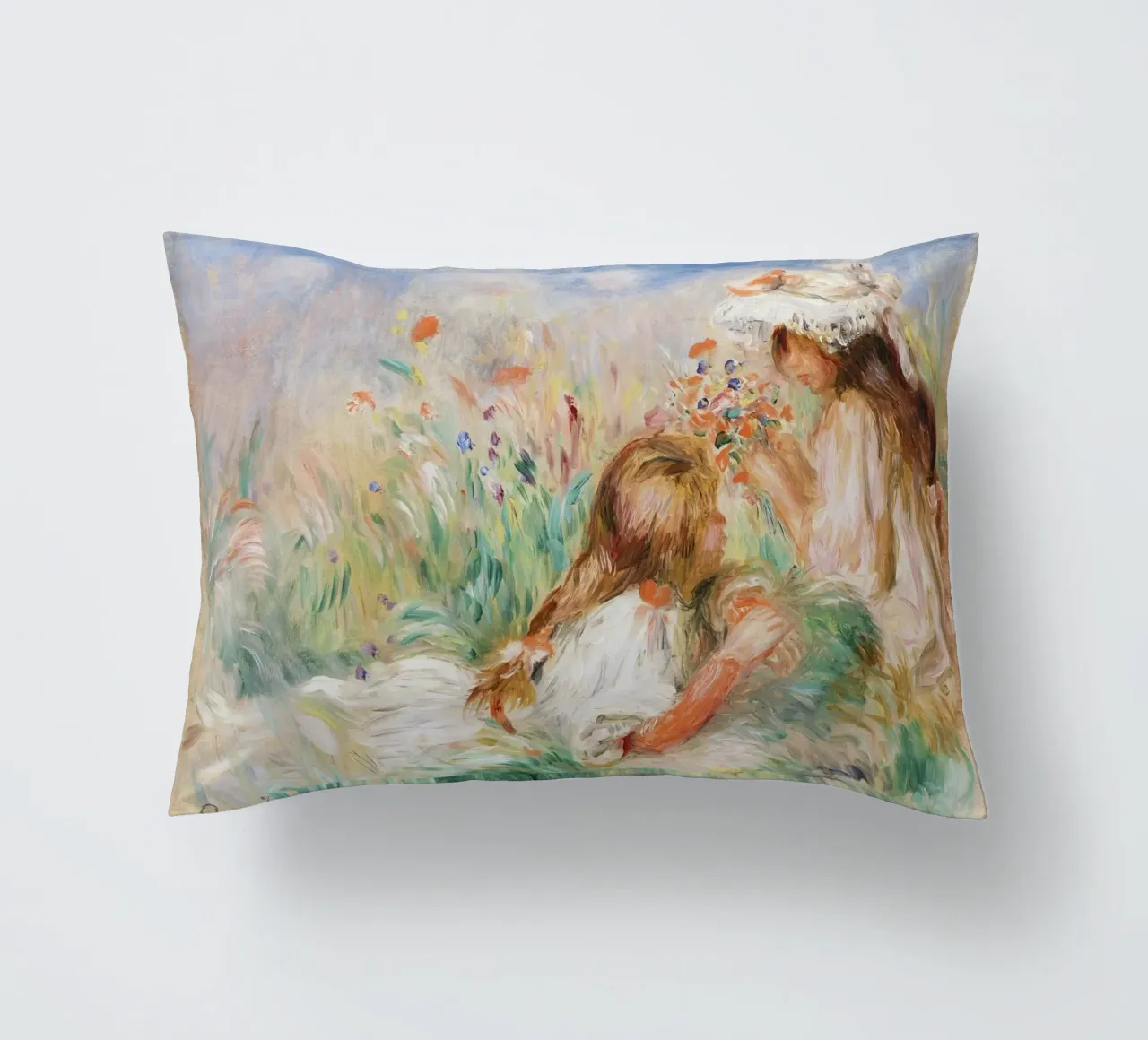 Ragazze nell'erba che compongono un bouquet cuscino da Pretty Flowers Vintage Botanicals
