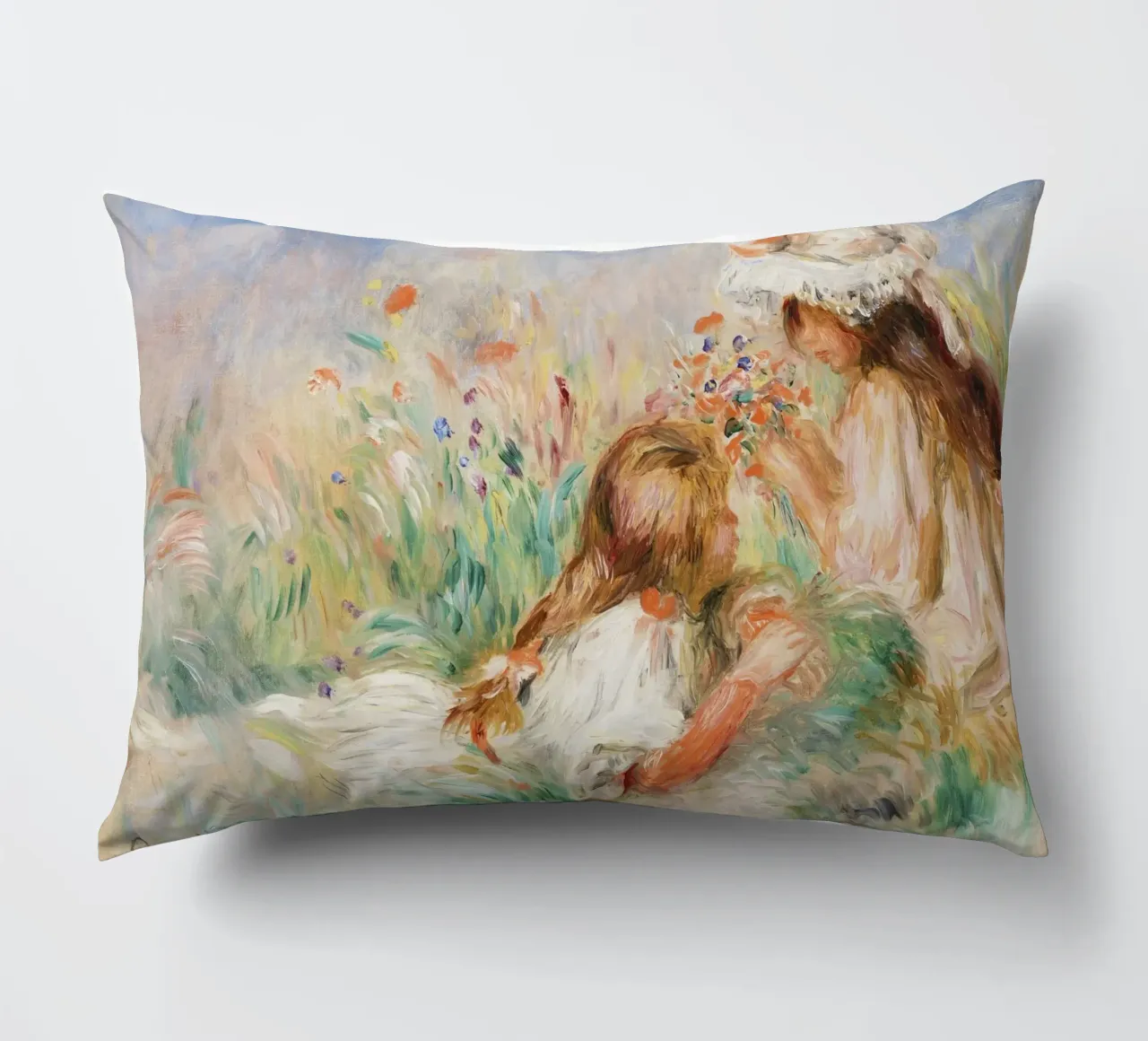 Ragazze nell'erba che compongono un bouquet cuscino da Pretty Flowers Vintage Botanicals