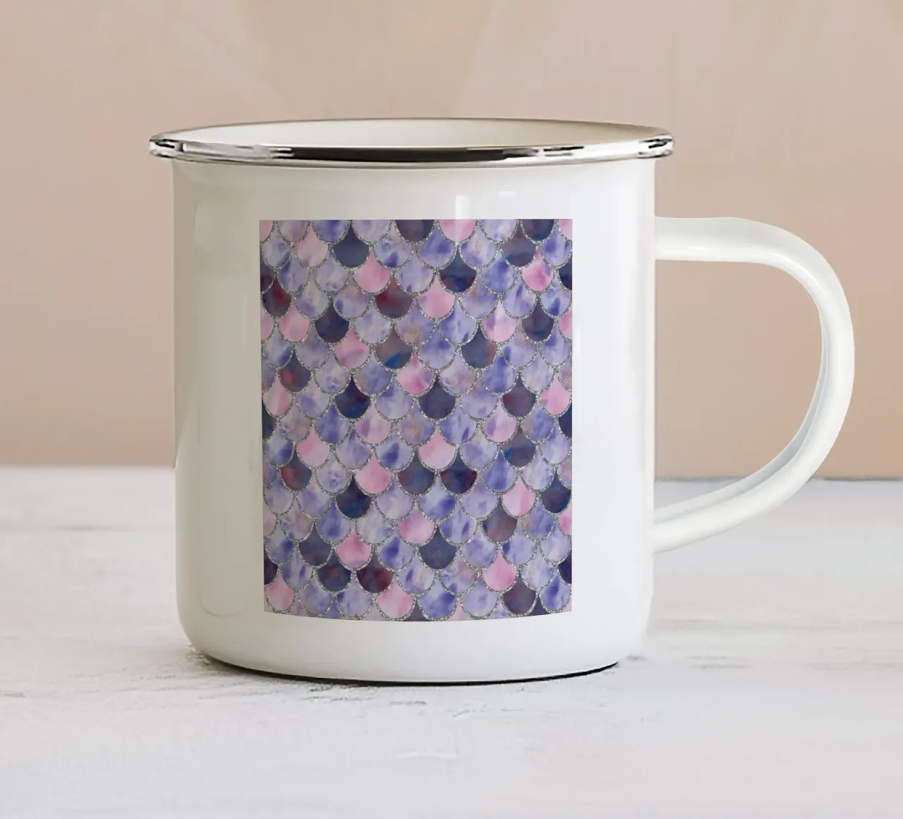 Scaglie di sirena in lavanda tazza in smalto da Happy Littles
