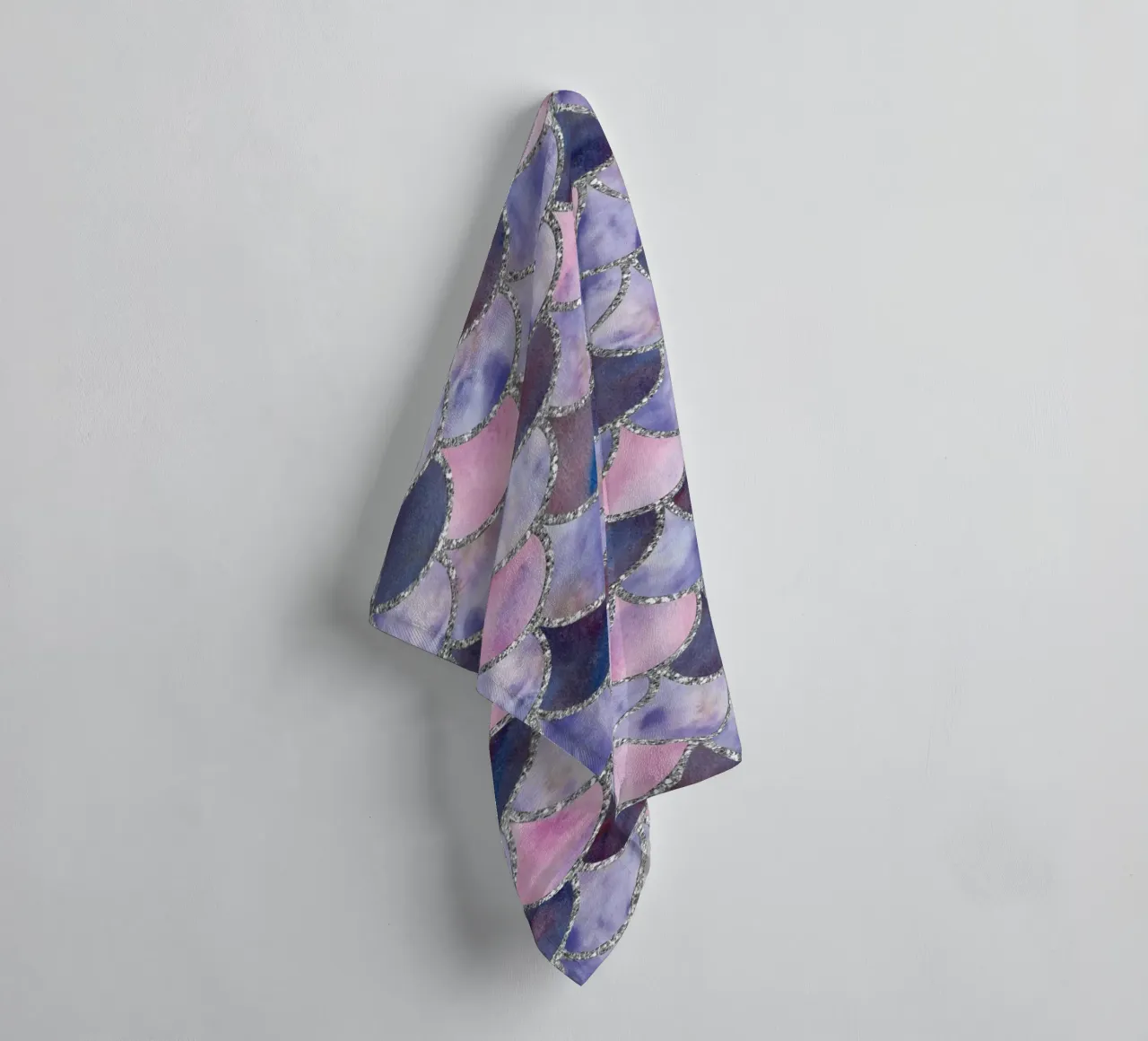 Scaglie di sirena in lavanda asciugamano da bagno da Happy Littles
