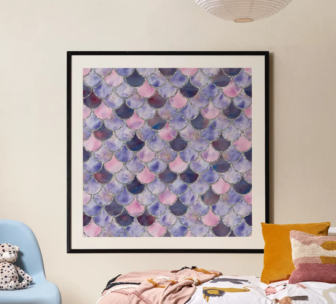 Scaglie di sirena in lavanda poster con telaio in alluminio da Happy Littles